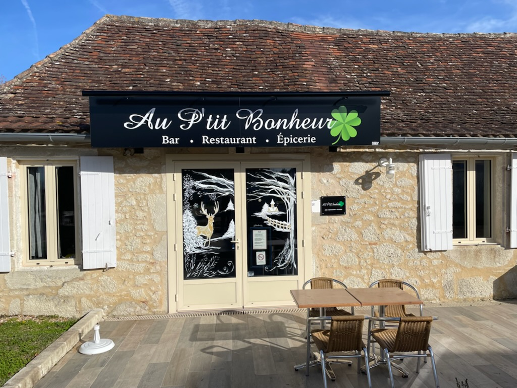 ATTENTION, il ne s'agit pas d'une vente mais d'une location gérance
Multiple rural rénové en 2018, composé d'une salle de restaurant, d'un bar, d'une cuisine équipée, d'une réserve, d'un local épicerie et d'une terrasse extérieure.
Le fonds de commerce est constitué d'un restaurant-snack, d'un bar, d'une épicerie avec dépôt de pain, relais poste, point vente de bouteilles de gaz.

Le bâtiment et le fonds de commerce doté d'une licence de catégorie IV appartiennent à la commune et sont proposés à la location-gérance pour un loyer mensuel de 650 € dont 250 € pour le local et 400 € pour le fonds de commerce. 

Le commerce est au centre du bourg de Saint Géraud de Corps, petite commune d'environ 210 habitants idéalement située  à 10 km de l'autoroute A89 permettant de rejoindre Bordeaux en 1h10.   Saint Géraud de Corps, à la limite du Périgord Blanc et du Périgord Pourpre, est à 25 km de Bergerac et 45 km de Périgueux.

La commune est dotée en extérieur d'un espace d'activités pour enfants (balançoires, toboggan), d'un terrain de pétanque et d'un terrain multisports.
Un espace  culturel et sportif intergénérationnel a été aménagé dans les anciennes écoles et propose une salle de sports, une salle de jeux et une bibliothèque.

Contacts:
M. Thierry Boidé, maire : 06 07 94 26 43
E-mail de la commune :  st-geraud-de-corps.cne@wanadoo.fr