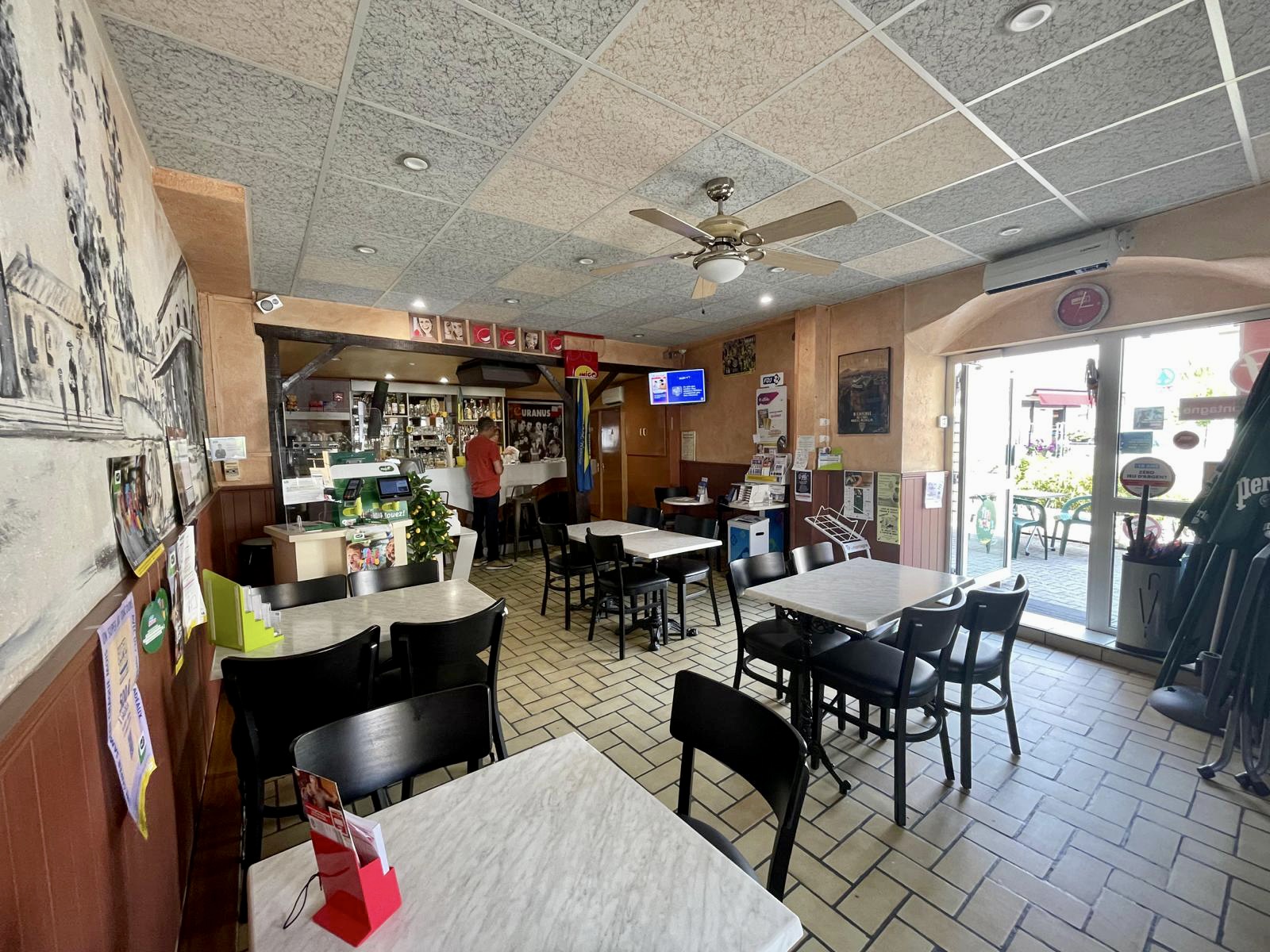 Vend fond de commerce à Maringues cause départ à la retraite.

Actuellement exploité en Bar-Pmu-loto
Idéalement situé sur la place principale avec terrasse ombragée .

Établissement à fort potentiel: 
-possibilité d’installer un tabac/presse 
-Marché tous les lundis matin avec forte affluence 
-possibilité de développer l’activité apéro/tapas 

Meuble frigorifique arrière de bar GAMKO neuf 
Climatisation neuve (octobre 2022)

Affaire seine toujours bien exploitée et entretenue.