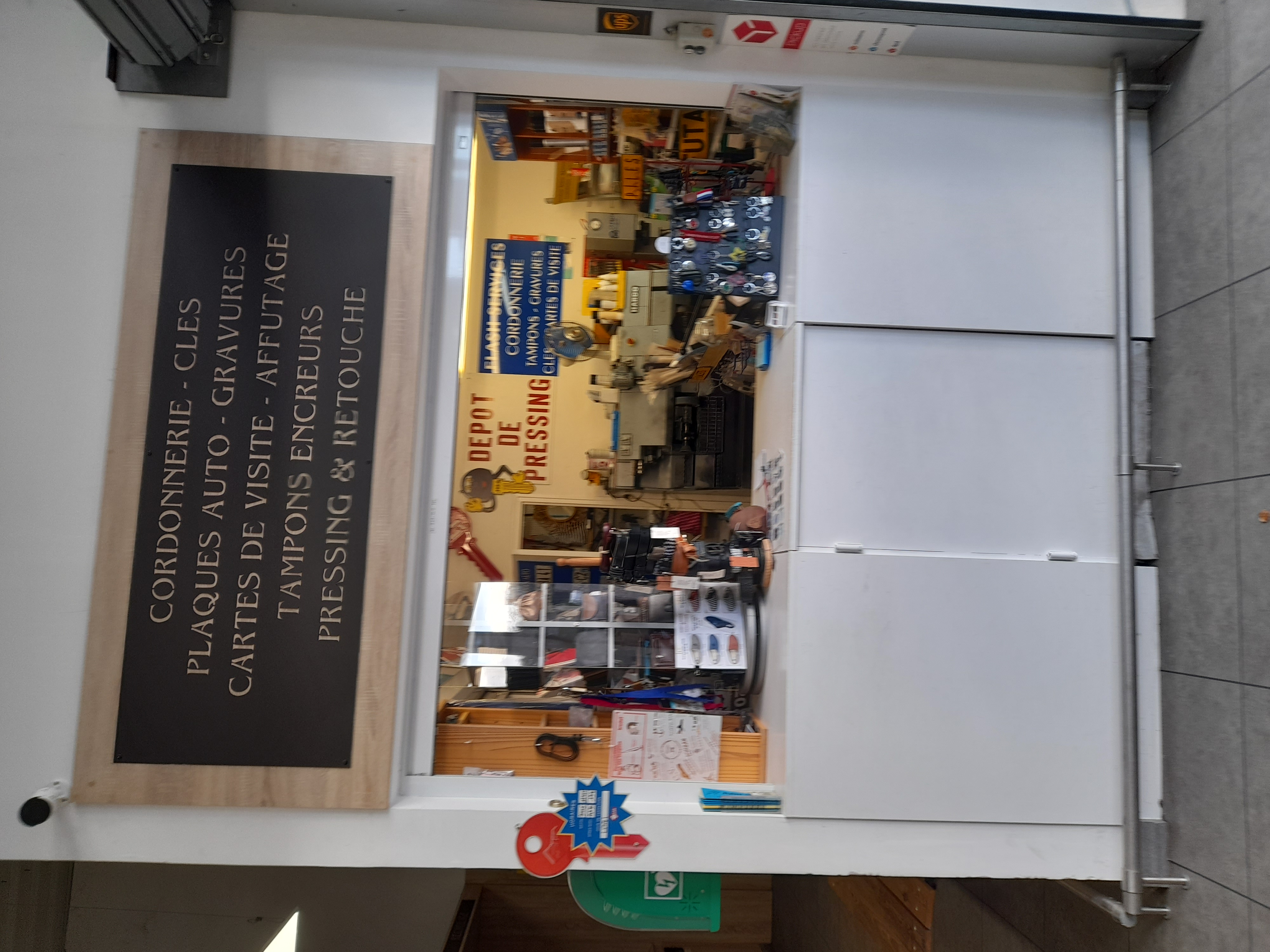 Sologne vends cordonnerie multi services
Dans supermarché,  bien placé,  clientèle 
Fidèle,  développement possible.

Cordonnerie,  clés,  plaques auto moto, tampons encreurs, gravure, dépôt pressing 
Relais colis, etc

Vente pour cause retraite