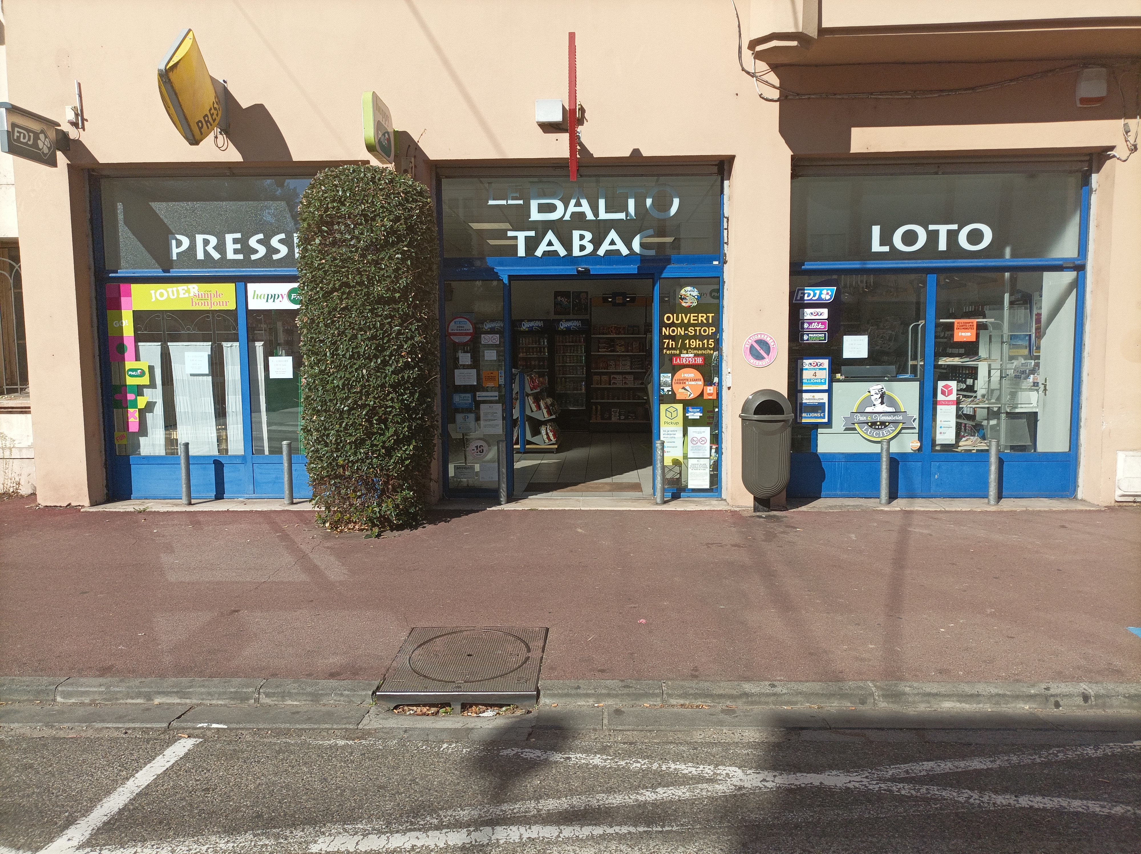 Montauban (82000) particulier vends Bureau de Tabac, Presse, Loto, activités annexes (Pmu, relais pickup, point Nickel...)

Possible avec ou sans murs commerciaux

Exploité depuis 28 ans par le couple de gérant.

Fonds de commerce Tabac Presse Loto :
EBE retraité 78644 € (cotisations sociales du dirigeant incluses)
Prix de vente 250 000 €
Toute offre sera étudiée avec attention, pouvant faire l'objet d'une négociation.

Murs : possibilité de se porter acquéreur des murs pour une autonomie totale et un investissement. Prix indicatif 175 000 € 
(équivalent loyer actuel sur 15 ans / par ex)

Commerce idéal pour une activité rentable, immédiate, alliant confort de vie ou vrai possibilté de croissance car :
- Ferme 15 jours en été + 15 jours en hivers (variable) soit 1 mois de vacances
- Ferme le dimanche et jours fériés et le samedi fermeture à 18h.

A noter, le samedi uniquement, présence de deux salariées(étudiants), autonomes (1 matin / 1 aprés-midi), soit 2 contrats de 5h30, ce qui libére le gérant éventuellement le samedi, en partie ou en totalité, pour bénéficier d'un vrai week-end. Salaires et charges déjà inclus dans le bilan.
La semaine tenu par le couple de gérant.

Magasin trés agréable, spacieux, bénéficiant de trois façades vitrées, trés lumineux, ensoleillé et ouvert sur l'extérieur. Trés plaisant.
Surface idéale : magasin 70m2 / réserve 25m2, permettant de faire évoluer à sa guise l'agencement des produits et de l'offre commerciale.
Aucun travaux d'aménagement à prévoir, magasin trés bien entretenu.

Situé juste à côté de la Gendarmerie, sur un axe principal de sortie de ville (quartier Villebourbon / Sud de Montauban), reliant également la rocade, l'accés vers Toulouse et la zone commerciale Albasud. Stationnement aisé devant le commerce de trois places Zone Bleu (limitée 30 min) et place livraison ainsi que stationnement privatif pour le commerçant.

Alarme (norme A2P), coffre (norme A2P), climatisation réversible (trés bon état), caméras vidéo-surveillance (avec enregistrement), porte automatique, rideaux métalliques extérieurs.

Pour des critères de confidentialité, tout dossier d'information (bilans...) ne pourra être communiqué qu'aprés un échange (mail ou tel) permettant de voir la fiabilité du projet d'achat.

Cordialement