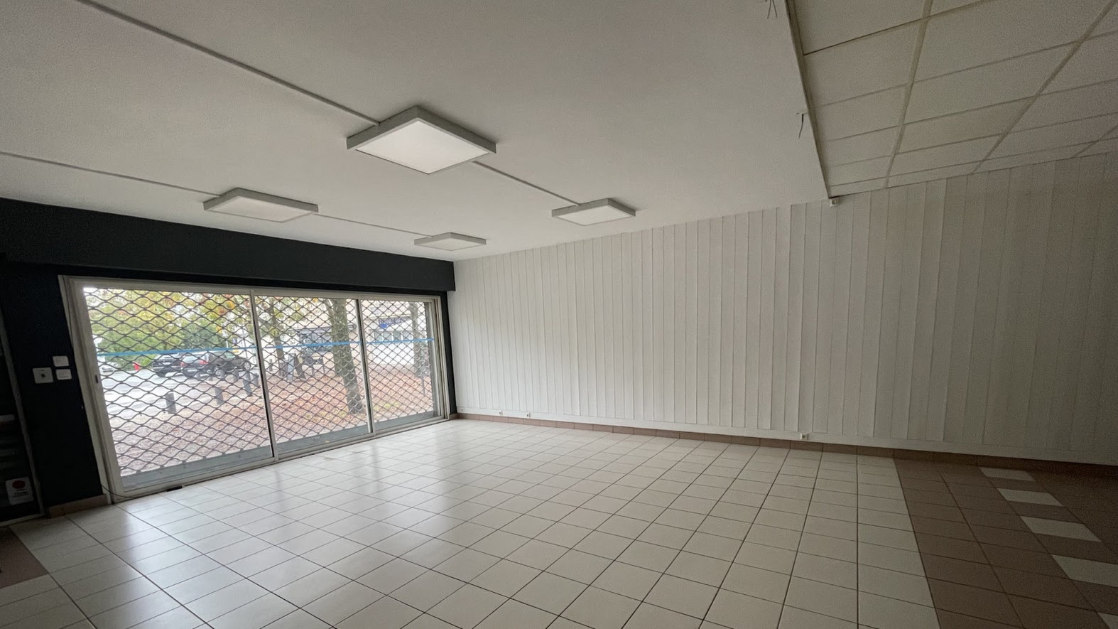 A louer local vide tous commerces, alimentaire ou non alimentaire
Surface totale 185 m2.

Une grande baie vitrée en façade + grande porte d'entrée
Une autre baie vitrée avec porte d'entrée pouvant servir de porte de sortie.
Accès PMR, 3 sanitaires, dont un PMR
2 sorties sur l'arrière pratique pour les livraisons.
Possibilité de terrasse extérieure
Plusieurs places de parking gratuites

Loyer mensuel HT hors charges 1 500,00 €

Regroupement de plusieurs commerces : pharmacie, infirmier et médecins, épicerie, poste....
Quartier dynamique de Cognac, écoles primaires et secondaires, crèche,
espace culturel.