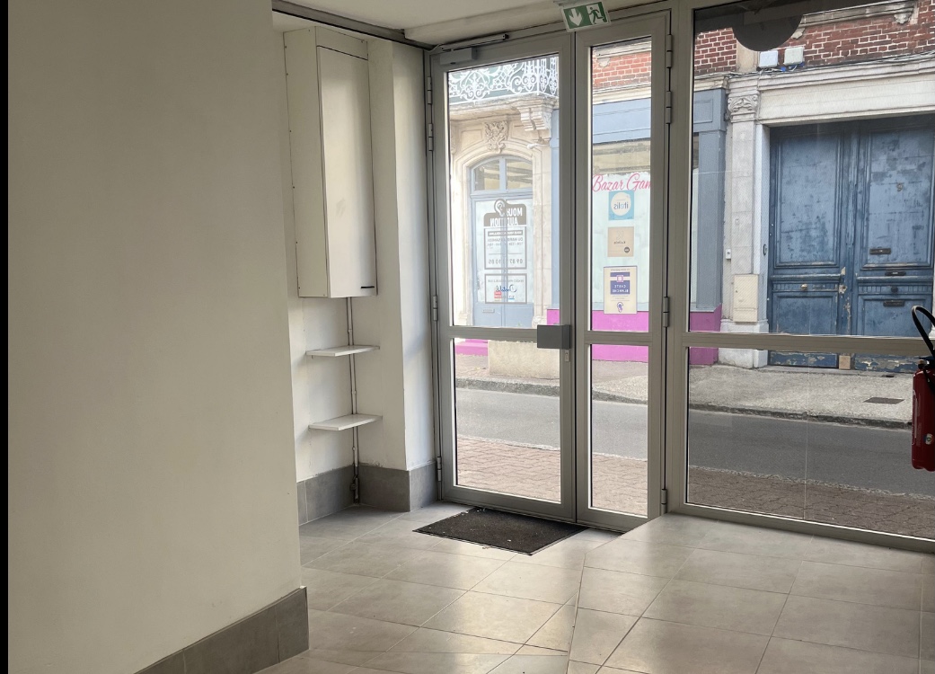 À VENDRE – LOCAL COMMERCIAL DE
77 m2 À MOUY (60250)
129 000€ net vendeur. 
Frais notarial à la charge de l’acquéreur. 
Idéalement situé en plein cœur de Mouy, ce local commercial de 77 m² bénéficie d’un emplacement stratégique sur une rue passante, offrant une forte visibilité et un accès facile à pied, en bus ou en voiture.
📍 Emplacement
En centre-ville, à proximité immédiate des commerces
Gare de Mouy à seulement 10 minutes à pied
Parkings publics à proximité
🏢 Description du bien
Entrée par SAS
Grande pièce principale de 55 m² lumineuse et modulable
Bureau / pièce technique de 12 m²
Remise de 6 m²
WC 4 m²
✅ Les atouts du local
En excellent état, prêt à l’emploi
Volet métallique électrique
Accès PMR (personnes à mobilité réduite)
Climatisation. 
Conforme ERP type N – 5ᵉ catégorie
Sortie de secours. 
Bail tous commerces.