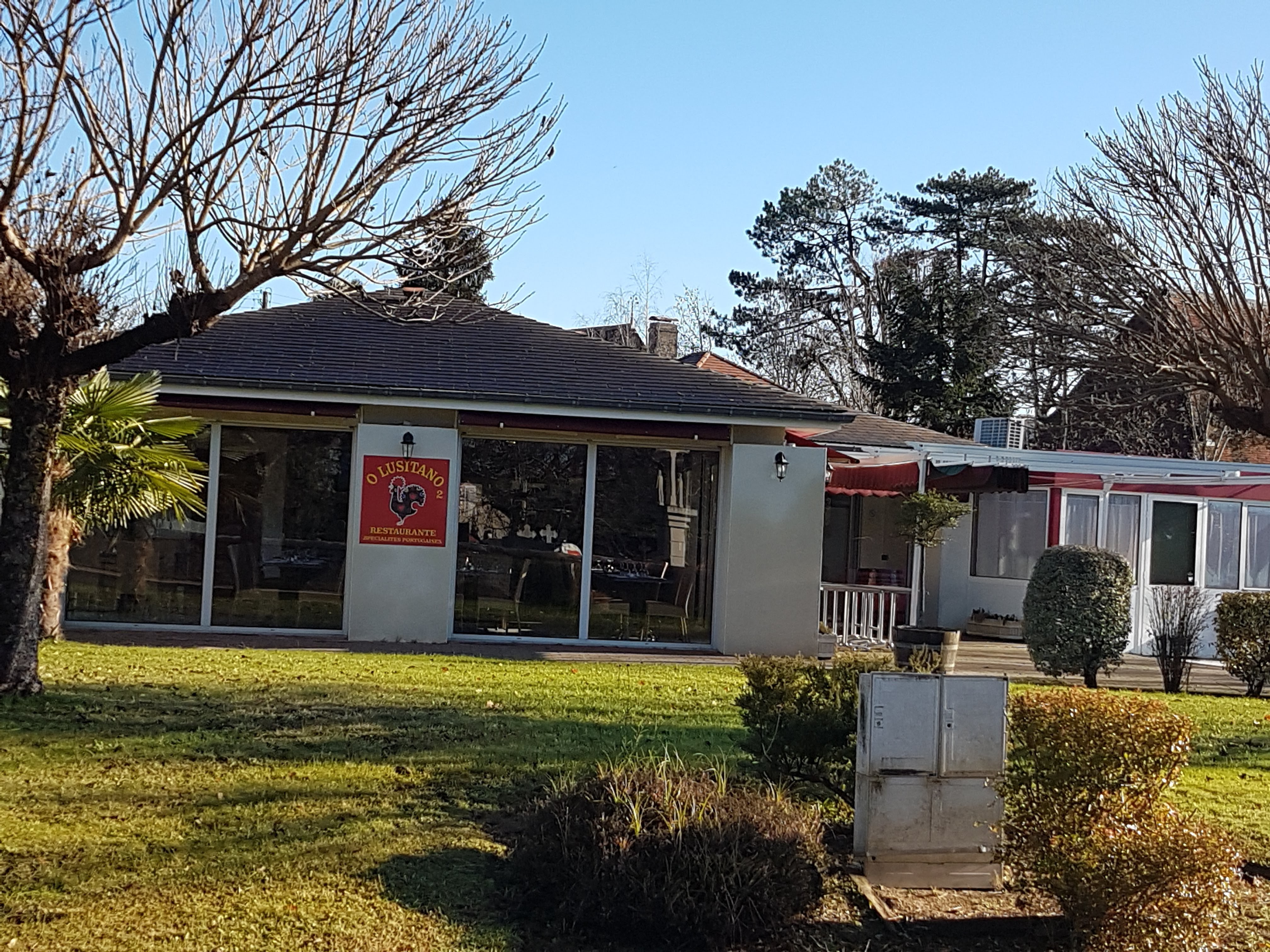 À VENDRE – MURS COMMERCIAUX – POEY-DE-LESCAR (64)
Idéalement situés au cœur du village de Poey-de-Lescar et à proximité immédiate du centre commercial, ces murs commerciaux bénéficient d’un emplacement stratégique avec une excellente visibilité et un fort passage.
Surface totale : 164 m²
Local lumineux, fonctionnel et facilement aménageable, adapté à de nombreuses activités.
✅ Emplacement recherché
✅ Stationnements à proximité
✅ Bonne visibilité
✅ Environnement dynamique et commerçant
✅ Possibilité tous commerces
Bien idéal pour investisseur ou exploitant souhaitant s’implanter dans un secteur attractif et en plein développement.
Pour tout renseignement complémentaire ou organiser une visite vous pouvez me contacter au 0608527832.