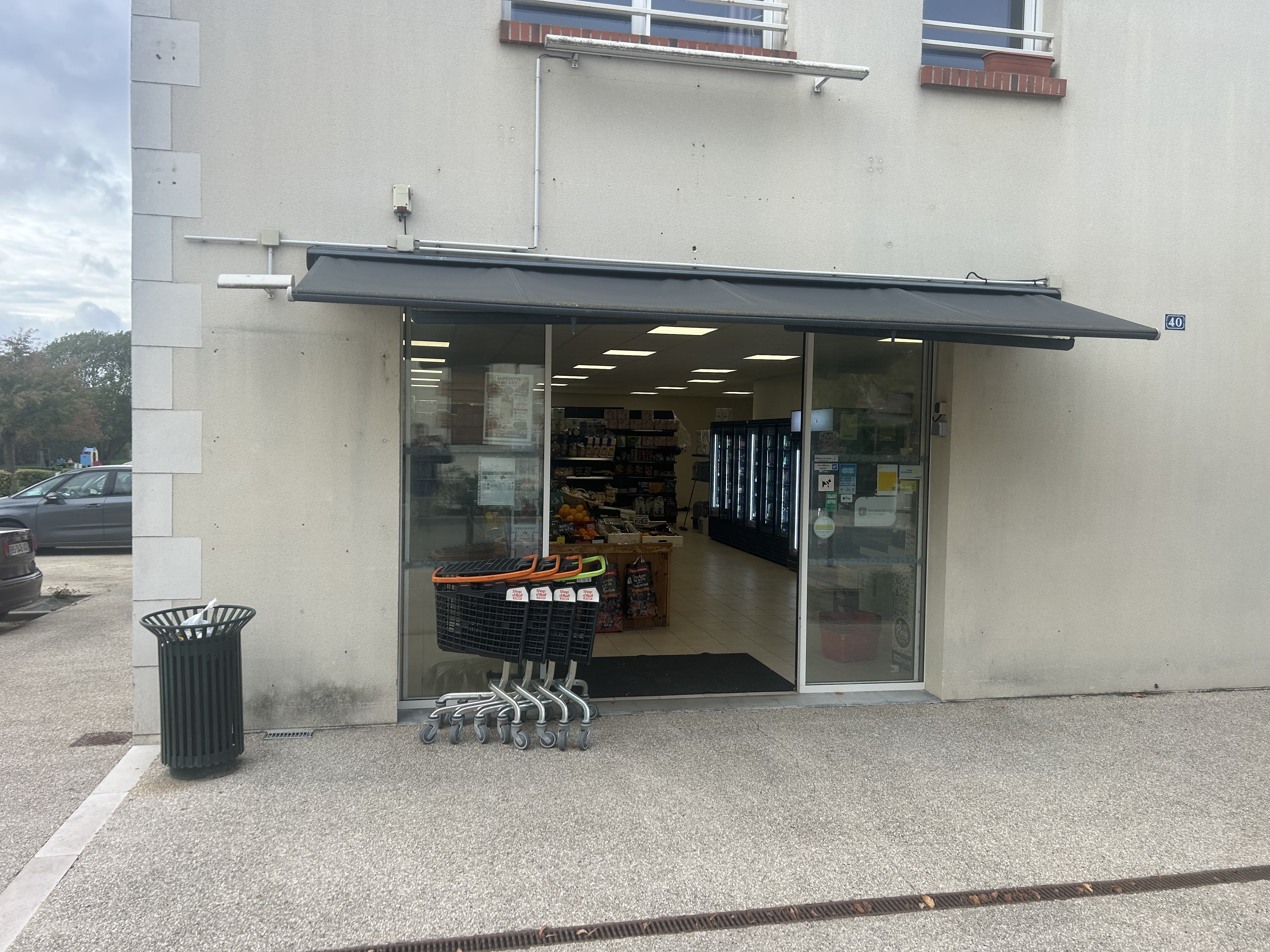 ÉPICERIE DE VILLAGE

Fruits & légumes • Produits locaux • Dépôt de pain

UNE BELLE OPPORTUNITÉ POUR UN COUPLE OU UN PORTEUR DE PROJET

LE COMMERCE

La commune de Dry propose la reprise de l’exploitation d’une épicerie de village dédiée aux fruits et légumes, aux produits locaux et au dépôt de pain. Le commerce bénéficie d’une clientèle locale régulière, ainsi que d’un passage de visiteurs et de touristes.

Horaires actuels : magasin ouvert tous les jours sauf le lundi.

UN VILLAGE VIVANT ET DES SERVICES À DÉVELOPPER

Dry est un beau village animé, avec une vie locale et des commerces et services de proximité, notamment un buraliste, un restaurant et un coiffeur.

Plusieurs possibilités peuvent représenter un potentiel pour le commerce :

* Livraison à domicile pour les personnes âgées.
* Commandes de la mairie à l’occasion des événements organisés dans le village.
* Vente de poulets rôtis, demandés par certains clients.
* Mise en place d’un relais colis, un service pour lequel il existe une demande.

Cette épicerie peut représenter une belle opportunité pour une personne ou un couple souhaitant se lancer dans le commerce, dans un village agréable et tranquille, tout en participant à la vie locale.   Le local surface environ 200 mètres compositions magasin arrière magasin wc bureau stationnement possibilité à proximité début d’activité souhaite 01/01/2027 loyers mensuel 400euro par mois