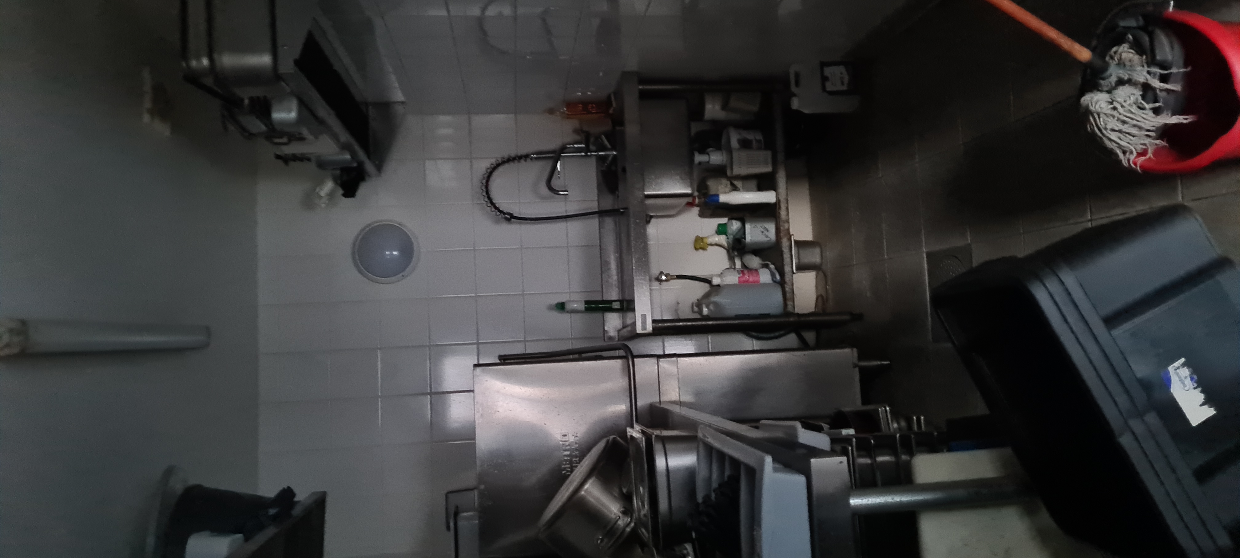 La commune de Busserolles en Périgord Vert met en location son bar-restaurant situé dans le bourg de 550 habitants. Vous y trouverez une boulangerie, l'agence postale communale, la Mairie, le camping et son étang de baignade ainsi qu'une école et un centre de loisirs. Petit village très vivant et dynamique. 
Le local commercial est composé d'une cuisine, une plonge, une salle de restaurant (jointes en photo), un bar et deux terrasses extérieures avec un petit jardinet ainsi que du matériel (tables, chaises etc.). 
À l'étage, un logement avec deux chambres et une grande pièce de vie avec coin cuisine + un studio sont à louer. 
La location du local commercial est distincte de la location des logements. 
Le bâtiment se situe à proximité d'un parking.