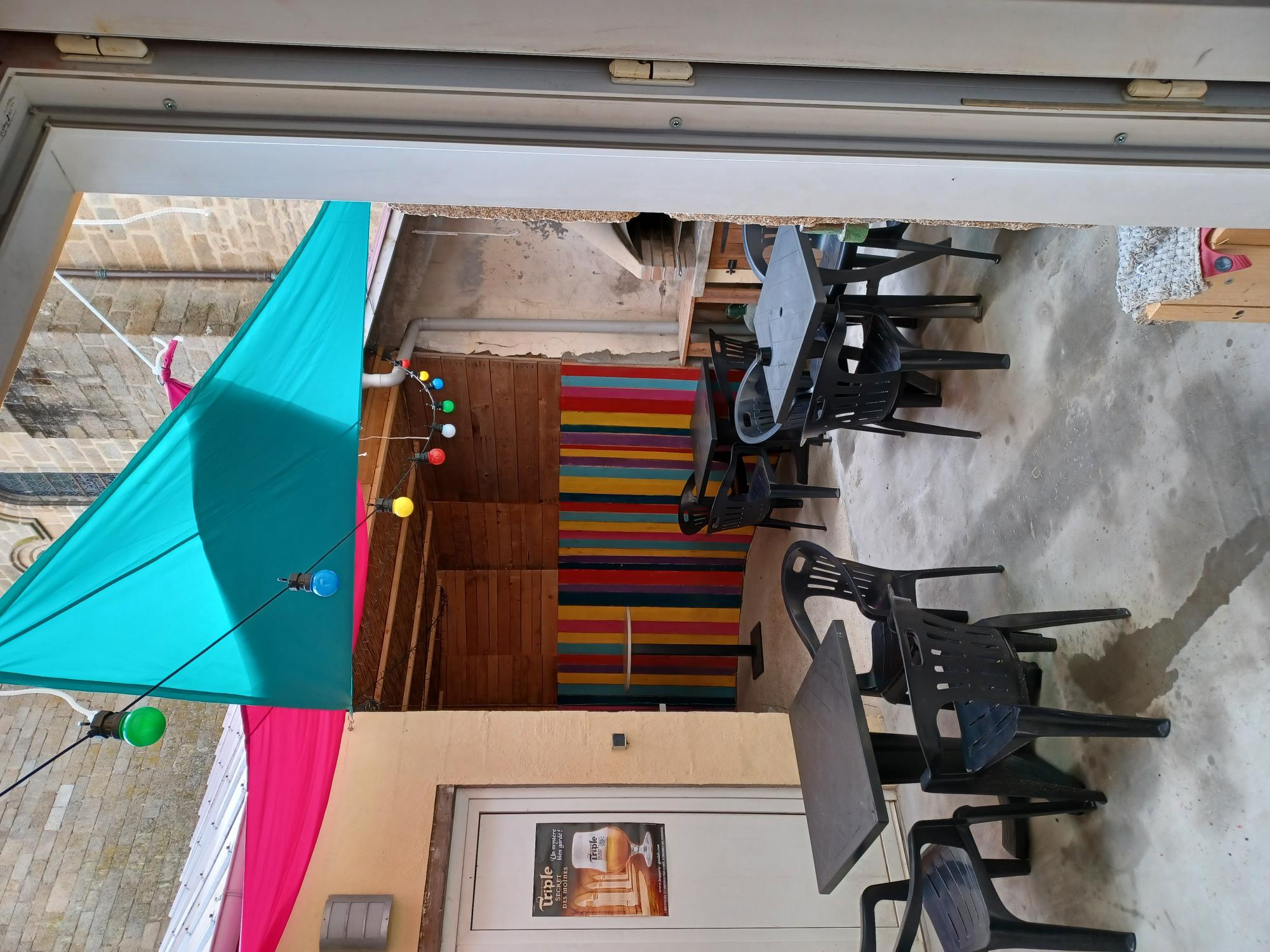 Situé au coeur d'un bourg dynamique de la Nouvelle-Aquitaine, ce bar traditionnel bénéficie d'un emplacement privilégié avec une clientèle fidèle et régulière.
L'établissement comprend une salle accueillante, un comptoir bien équipé avec une vitrine réfrigérée, un espace FDJ/PMU aux normes, ainsi qu'une terrasse. 
Chiffre d'affaire stable, idéal pour un(e) professionnel (le) souhaitant développer une activité conviviale et rentable.
Licence IV, terminal FDJ, point PMU et matériel complet inclus.
Affaire à saisir pour reprise immédiate !