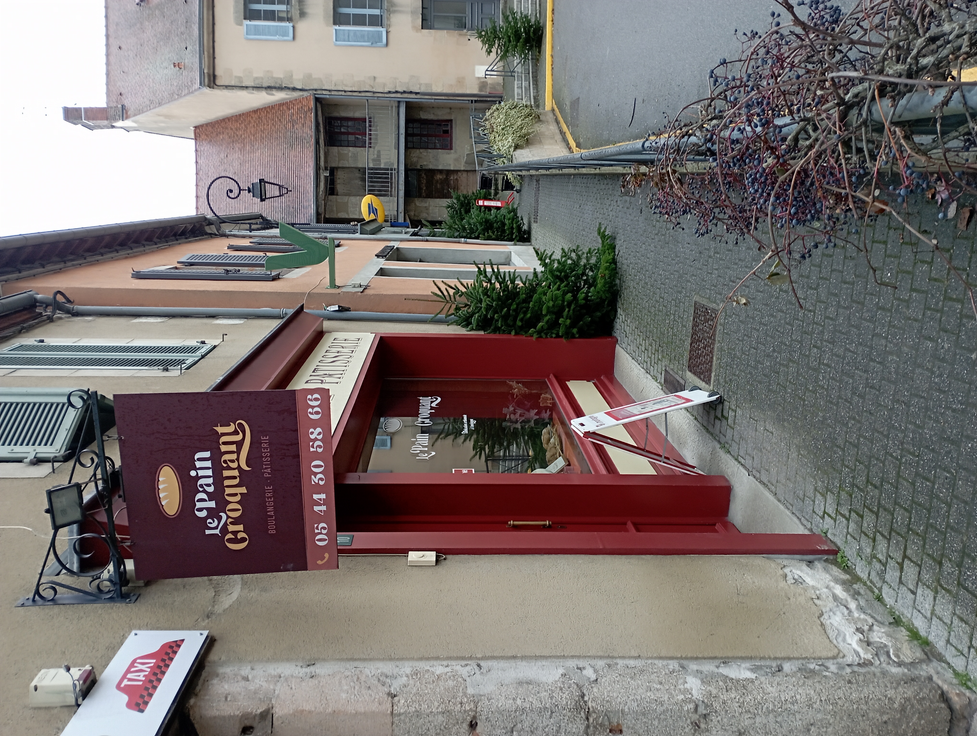 BOULANGERIE-PÂTISSERIE ARTISANALE à reprendre :
Idéal première installation pour un couple – Aucun fonds de commerce à racheter.

La Mairie de Châtelus-Malvaleix, village situé au nord de la Creuse, à 25 minutes de Guéret, propose la reprise de sa boulangerie-pâtisserie artisanale communale dès à présent.

La zone de chalandise inclut la commune de Châtelus-Malvaleix ainsi que les communes environnantes, avec une clientèle locale fidèle et un flux saisonnier touristique (gîtes, camping, plan d’eau avec baignade…). La présence d’un collège et d’un EHPAD au sein de la commune offre la possibilité d’établir des contrats de fourniture réguliers.

Les commerces et services voisins : Supérette,  bar-restaurant multiservices, auberge, fleuriste, coiffeur, bureau de Poste et banque, quincaillerie, station- service, pharmacie, pôle santé et maison de retraite, collège, école maternelle et primaire  assurent un bassin client régulier. 
________________________________________
 Conditions de reprise :

•	Aucun fonds de commerce à racheter
•	Locaux et matériel appartenant à la mairie
•	Location des murs : 600,00 € TTC
•	Capital minimum de départ : environ 10 000 € (fonds de roulement, stocks de départ…)
•	Rachat du matériel possible après 3 ans (convention Mairie)

Cette configuration est idéale pour un couple souhaitant s’installer dans une première affaire avec un investissement limité. L’activité actuelle est tenue seul par le gérant, mais la gestion optimale de la production/vente nécessite idéalement deux personnes afin de pouvoir développer l’affaire.
________________________________________
Atelier et matériel professionnel :

	Matériel BONGARD révisé, récent et en bon état :

•	Four à sole électrique 4 bouches
•	Diviseuse et façonneuse
•	Laminoir et tour pâtissier
•	Chambre de pousse, chambre froide 
•	Pétrins, diviseuse, façonneuse
•	Batteur, laminoir
•	Échelles, rayonnages inox
•	Fours et étuves (Pavailler)
•	Surgélateurs
•	Lave-vaisselle
•	(…)

	Magasin équipé :

•	Etagères, présentoirs pains, trancheuse, caisse enregistreuse
•	Vitrines réfrigérées et rangements
•	(…)
Locaux bien agencés avec belle surface de vente, laboratoire, fournil, vestiaire avec douches et wc, stockage, cour extérieure (idéale pour livraisons par parking arrière).
Tout est prêt pour démarrer la production dès le premier jour, sans investissement complémentaire.
________________________________________

 Activité actuelle :
•	Chiffre d’affaires (à préciser) : 130 000 à 140 000 € HT/an
•	Environ 300 qtx/an 
•	Exploitation tenue seul par le gérant, à développer en boutique (C.A. 65% marchés)
•	Fermetures actuelles : dimanche après-midi et lundi
•	Congés : 4 à 5 semaines/an

Fort potentiel de développement :

•	Développement possible sur pâtisserie, snacking, force de vente boutique…
•	Augmentation du volume de production magasin
•	Exploitation optimale de la clientèle locale et touristique

Affaire idéale pour un couple motivé, sérieux et professionnel, souhaitant gérer une boulangerie artisanale complète, prête à produire dès la reprise.
________________________________________
Premier contact : 
Mairie de Châtelus-Malvaleix 
Tél. : 05.55.80.70.31 
Mail : administration@chatelus-malvaleix.fr)