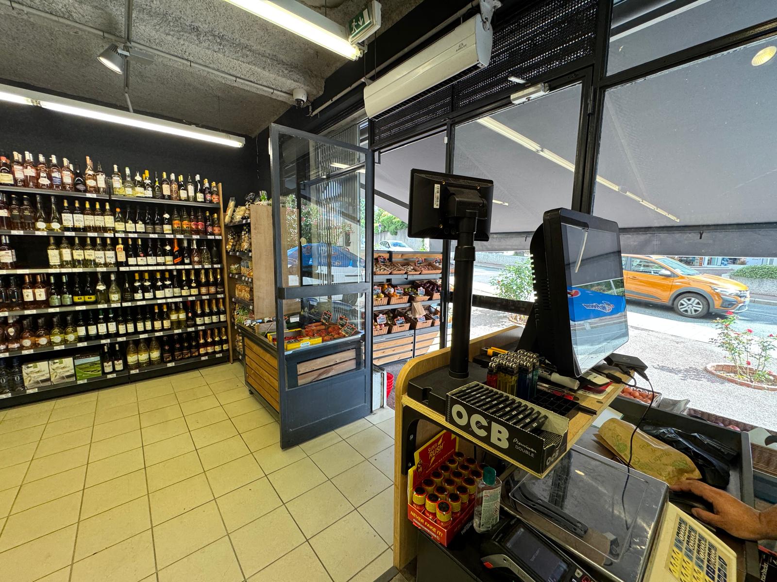 À VENDRE 320 000 euros UN MINI MARCHE DE PROXIMITE 

Opportunité rare d'acquérir un commerce de proximité idéalement situé à Nice, bénéficiant d'une clientèle fidèle et d'un fort potentiel de développement.

Caractéristiques du magasin
• Surface totale : 200 m²
• Surface de vente : 100 m²
• Réserve : 100 m²
• 2 chambres froides (positive et négative)
• Relais colis et services postaux
• Magasin entièrement rénové
• Mise en conformité réalisée
• Matériel récent sous garantie 2 ans

Conditions locatives
• Bail commercial neuf à compter du 1er janvier 2025
• Loyer mensuel : 2 800 euros TTC
• Charges : 200 euros / mois

Horaires d'exploitation
7h00 à 22h00 – 7 jours sur 7

Chiffres clés
• Chiffre d'affaires historique : 1 000 000 euros entre 2015 et 2020
• Objectif réaliste de retour à 1 000 000 euros de CA à horizon 2027/2028
• Valeur du stock marchandises : environ 35 000 euros

Modalités de cession
Cession de 100 % des parts sociales.
Activité exploitée sous enseigne de proximité.

Éléments inclus :
• Droit au bail
• Fonds de commerce
• Matériel d'exploitation
• Agencements
• Clientèle
• Stock en sus selon inventaire le jour de la vente