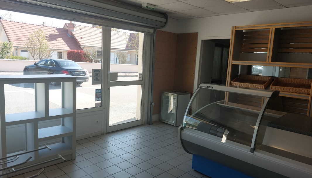 Au coeur du centre-bourg, venez découvrir cet espace multi-services équipé et totalement opérationnel. Il est doté d''une superficie totale de 220 m2 dont 60 m2 de réserve principale, laissant une surface d'exploitation de 120 m2.
 Un espace vaste, à agencer selon votre projet mais équipé de nombreux éléments : vitrines positives traditionnelles, vitrines positives de libre-service, rayonnages, trancheuse de pain, trancheuse à jambon, chambre froide dans la réserve, sas de livraison nocturne, chariots et transpalette.  Le confort et la sécurité sont assurés par une climatisation réversible et un système de vidéo-surveillance.     
C'est un outil de travail immédiatement opérationnel pour un multi-services répondant aux attentes des habitants (plus de 1100), des salariés des entreprises locales (dont une leader sur son segment) et des touristes séjournant à la halte nautique où l'accueil de camping-cars est plébiscitée, fort d'un tourisme fluvial également. 
C'est une commune dynamique, irriguée par la Loire et les canaux, parcourue de voies vertes développant une attractivité pour de nombreux cyclo-touristes, riche d'un tissu associatif varié et animé. L'équipe municipale est toujours à l'écoute, volontaire dans ses choix de développement et facilitatrice pour tous les porteurs de projets compétents et engagés.
 L'écrin de cet outil de travail peut répondre à un projet de vie pour de nombreux candidats , comme une famille, par exemple, (de la maternelle au CM2), vos enfants seront accueillis sur la commune et l'école en centre-ville, un ramassage scolaire pourra les emmener au collège ou au lycée de Digoin ou de Paray-le-Monial, à quelques kilomètres,

Vous aurez la possibilité de développer un point Française des Jeux et tabac, sous réserve de l'obtention des autorisations légales.

C'est un ensemble professionnel à fort potentiel, attendu par ses habitants, desservant les communes limitrophes non pourvues de commerces de ce type. Le loyer mensuel est de 600 euros.

Les équipements internes feront l'objet d'une négociation dans le cadre d'un crédit-vente attractif et raisonné.

Un logement à proximité est possible également.
-