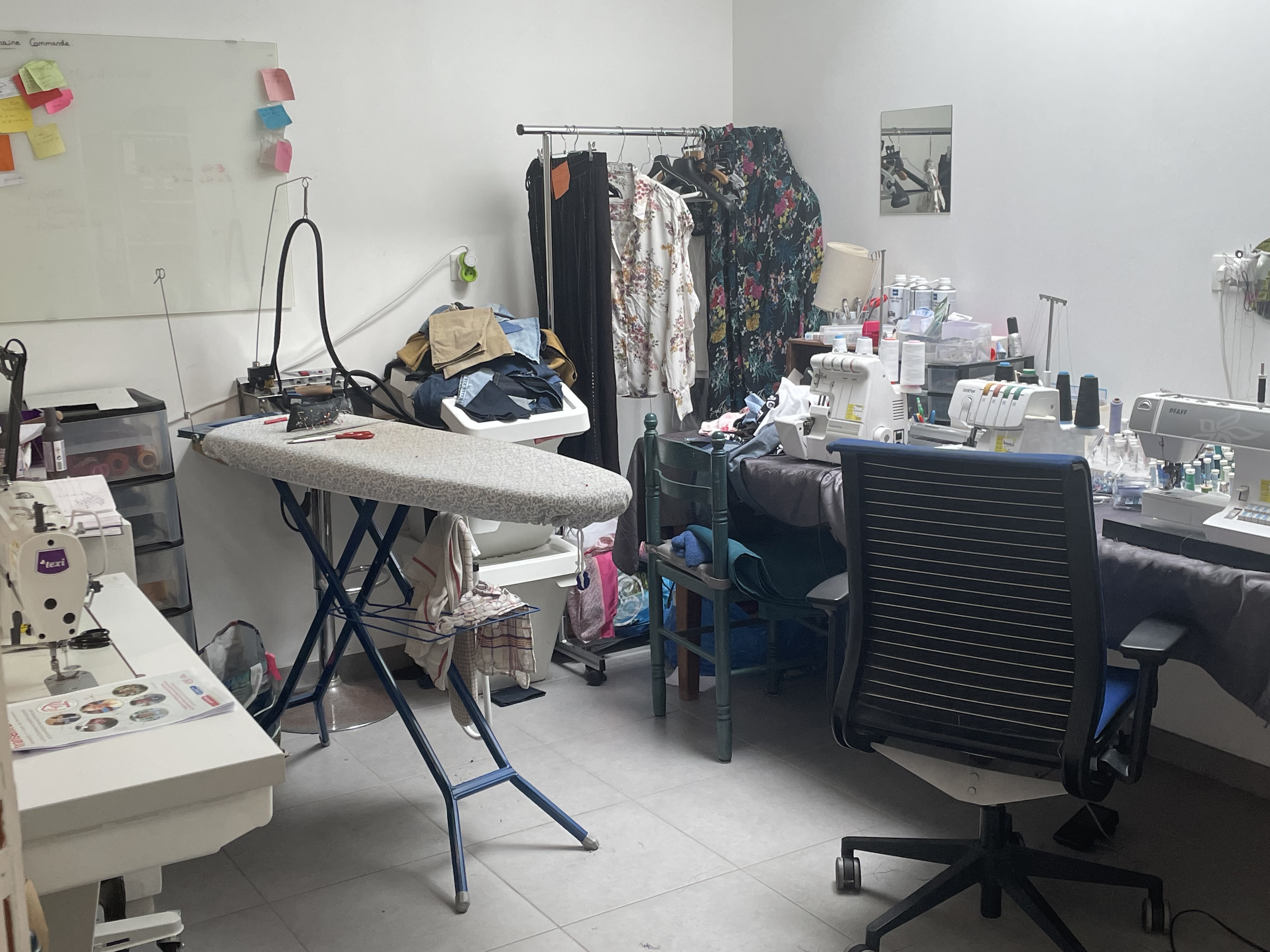 La Mercerie se situe à Cléder, petite ville en bord de mer (2 km) dans le nord Finistère, seule dans un rayon de 20kms
La Retouche est une partie importante dans le commerce
La marque de laine distribuée est PLASSARD (entreprise française)et la partie mercerie est bien achalandée avec des marques comme PRYM,BOHIN,SCHMETZ........
La surface de vente est d'environ 70m2 vous trouverez également une partie ATELIER, LAVERIE,UNE CUISINE,WC
Fond de commerce 14000euros +Le stock
Le local est proposé à la location pour un montant de 600 euros par mois avec la possibilité d'achat des murs commerciaux
Un accompagnement à la reprise par la cédante est possible au moment de la reprise.
Reprise du fond de commerce privilégiée ,mais étude de toute proposition portant sur l'emplacement commercial (pas de porte) avec possibilité de location ou d'acquisition des murs