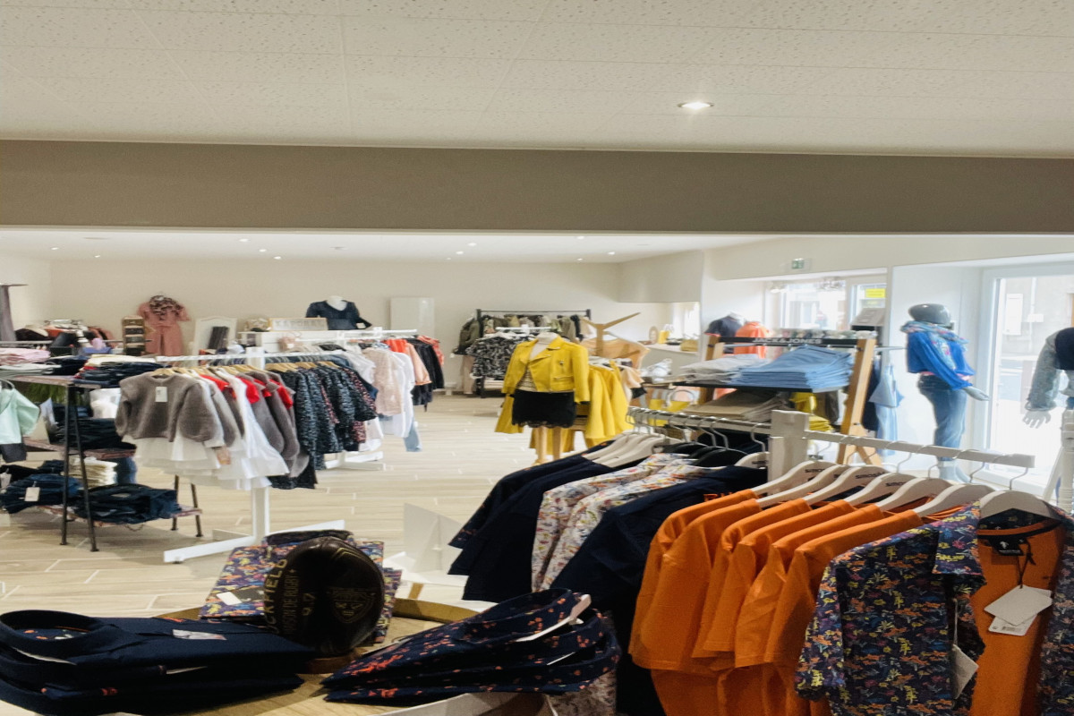 Bonjour
 A vendre fond de commerce prêt à porter Homme Femme et Enfant cause changement de région . En plein c?ur d'un village très dynamique et très tranquille ou il fait bon vivre exploité depuis mars 2016 affaire sans risques saine et rentable grâce à une clientèle établie et fidèle depuis toutes ces années. bonne rentabilité, conviendrai à personne en reconversion professionnelle ou juste une envie de changer de vie 
Prix de vente fond de commerce 70000 ? (refait à neuf début 2022)
Surface de vente de 95 m² et 20 m² de réserve 
Début d'activité immédiate