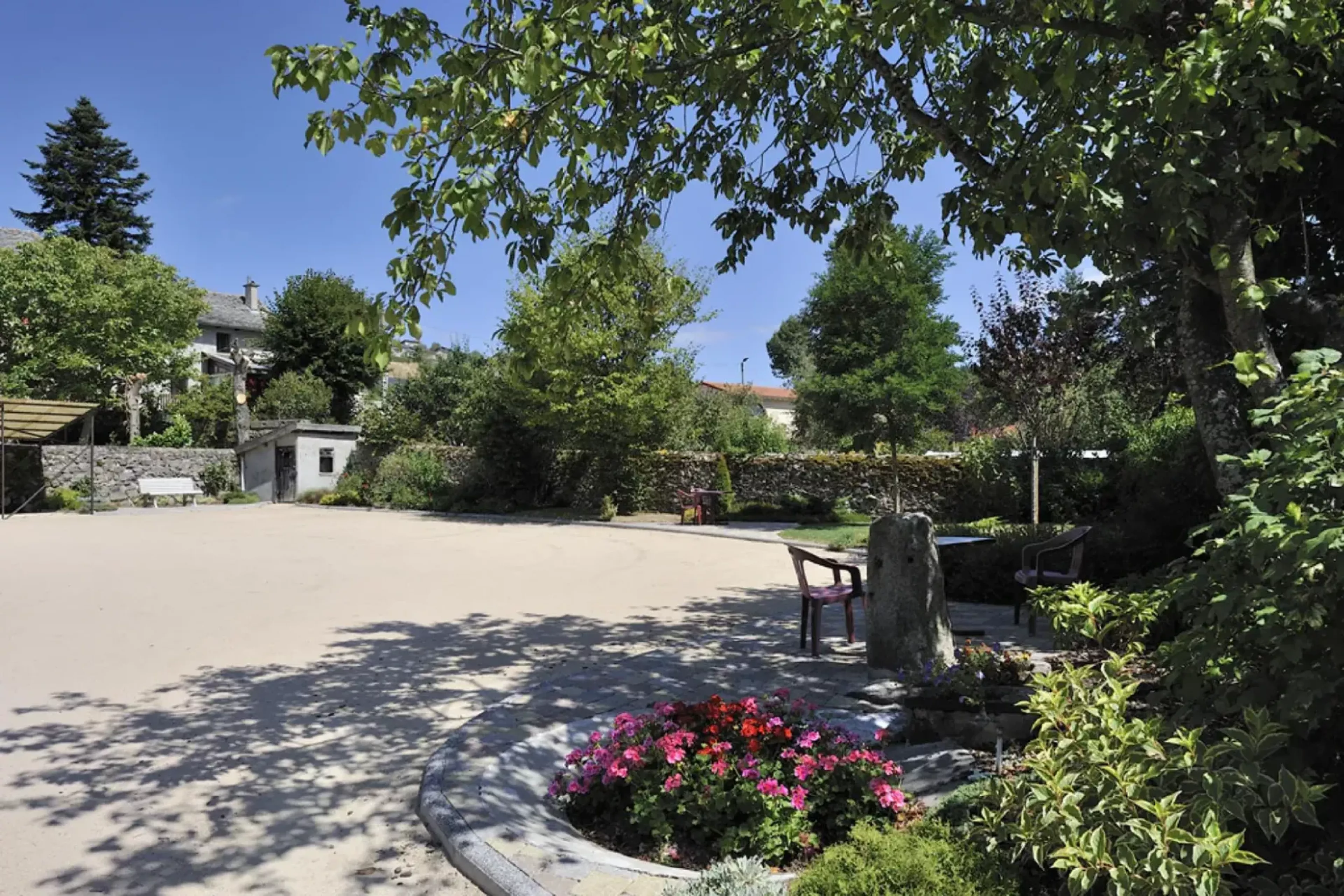 A vendre cause retraite,  dans la ville d'Yssingeaux en Haute Loire,  hotel Logis de France avec bar restaurant. Hotel avec 10 chambre mais possibilité de faire 5 chambres supplémentaires,  affaires très saine tenue pendant plus de 30 ans, literie neuve ainsi que beaucoup de matériel neufs et remplacé récemment,  parking privé et fermé avec  15 places ,  porte sectionnelle neuve.
Cuisine et bar refaits à neuf il y a 5 ans.
Rien a prévoir comme travaux. Possibilité de dissocier le bar restaurant de l' hotel ( vente uniquement de l hotel ou du bar restaurant selon le souhait de l'acheteur) 
Affaire qui  convient tout à fait pour  un couple.