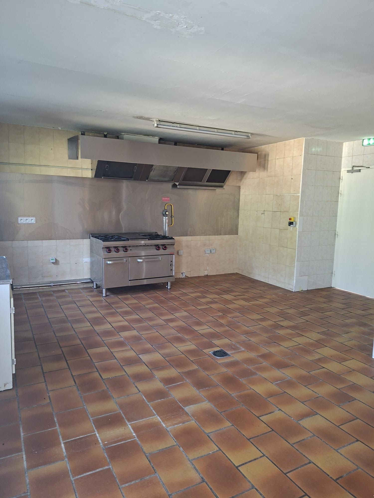 ROUBION, Alpes-Maritimes, station de montagne été/hiver propose à la location local pour restaurant situé station des Buisses.
Anciennement dénommé "restaurant l'Alpage", le local est situé à environ 100m du cœur de station en RDC d'un bâtiment comportant 7 gites communaux.
Le local comporte une grande cuisine, une partie technique, une salle de restauration de 40 places avec coin bar et une terrasse. L'équipement est a compléter. La décoration est a faire.
Possibilité de bail précaire puis commercial. Conditions à discuter selon dossier et références.
Présentation de la commune et de la station sur www.roubion.com