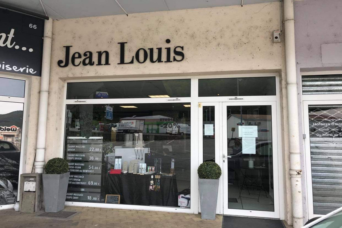 Salon de Coiffure de 120 m² en très bon état et parfaitement équipé (7 postes de travail) Laboratoire des couleurs, arrière boutique, faible loyer. Salon situé sur une zone commerciale à ciel ouvert face à un supermarché " U",  Weldom, Intermarché et autres commerces indépendants. Grand parking gratuit devant le salon. Situation géographique: Petite ville d'Ardèche (vallée du bijoux), eaux d'Arcens, et d'autres Entreprises actives. De nombreux villages alentours complètent la zone. Cadre de vie proche de la nature à proximité de grandes Villes.