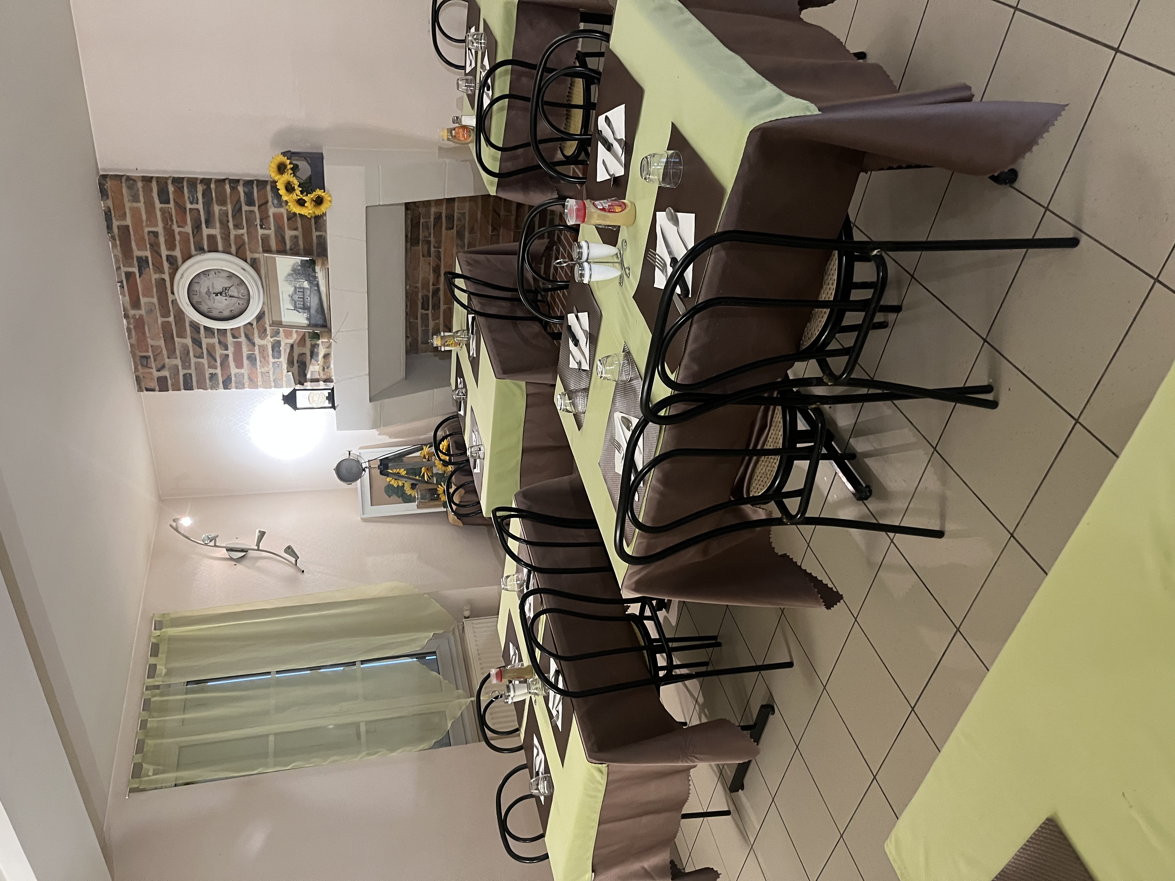 A vendre cause retraite bar restaurant à Danzé sur l axe Orléans-Le Mans dans un village de 700 habitants proche Vendôme.
Clientèles  d ouvriers et d habitués , ouvert du Lundi au Vendredi midi, à développer le week-end .
fermeture vacances de Noel et trois semaine e Aout
40 places en salle plus 20 places en terrasse, matériel en bon état.
Loyer de 523€ (le murs appartenant à la communauté de commune)
Possibilité de louer l appartement au dessus pour un loyer de 460€
idéal pour un couple de professionnel.
N hésitez pas à me contacter