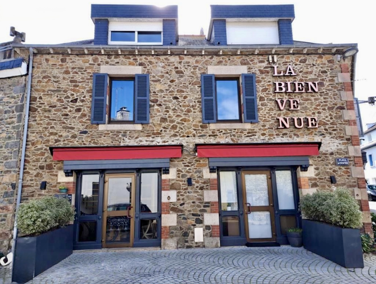 22410 SAINT-QUAY-PORTRIEUX – IMMEUBLE 194 M² : LOCAL D’ACTIVITÉ 113 M² + APPARTEMENT DUPLEX 81 M²

Bienvenue au cœur de Saint-Quay-Portrieux, dans cet ensemble immobilier polyvalent qui allie un local commercial (idéal pour petite restauration , Snacking ou restaurant mais aussi pour tout type d’activité) et un duplex lumineux de 81 m². Un emplacement rêvé à deux pas de la mer et de toutes les commodités.


L'agencement du local d’activité de 113 m² est le suivant :
- Une cuisine.
- Un bar.
- Une salle.
- Une réserve.

L’agencement de l’appartement duplex de 81 m² est le suivant :
Au premier étage :
- Un salon.
- Un bureau.
- Une première chambre.
- Une salle d'eau.
- Un WC.
- Un placard.

Au deuxième étage :
- Une deuxième chambre.
- Une troisième chambre.

Informations complémentaires :
- Le chauffage est produit par une chaudière gaz.
- La production d'eau chaude est assurée par cette même chaudière.
- La taxe foncière annuelle est de 1 342€.


Cette bien idéalement située au cœur de Saint-Quay-Portrieux, est à visiter rapidement.
Pour tout contact, adressez-vous à Dominique OLYMPIE au 06 23 57 07 02 ou par mail à dolympie@efficity.com en laissant vos coordonnées.