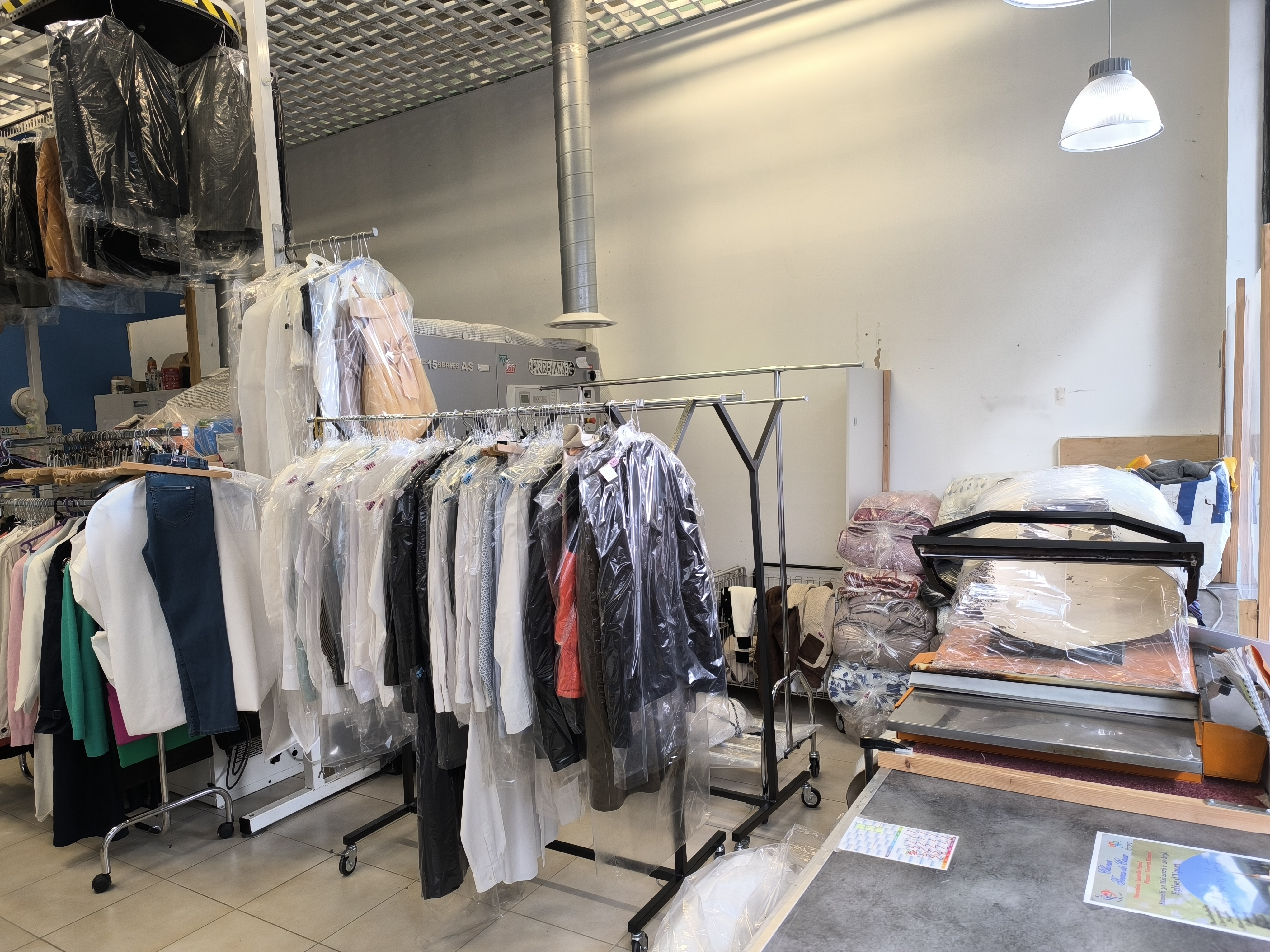 Vend pressing cause retraite dans galerie marchande très fréquentée, Machine a sec  de 5 ans entièrement révisée annuellement,  factures de révision à l'appui grand convoyeur, machine a laver.
Installée depuis 16 ans .
CA régulier a hauteur de 150000€
Loyer attractif pour être dans une galerie 1750 € HT.
Je pourrais accompagner les acheteurs quelques mois.
Le prix est hors frais de notaire.