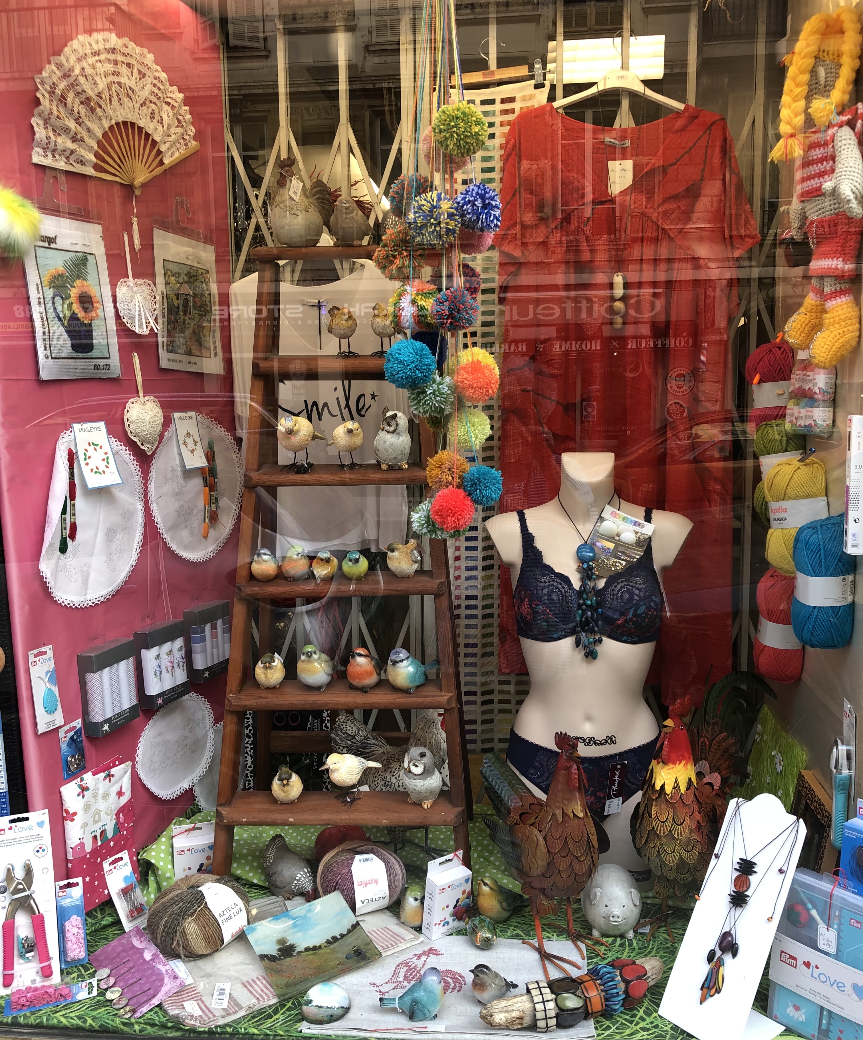 Mercerie très ancienne dans un quartier en pleine expansion ( Nice port Riquier) , a besoin de faire une belle rencontre pour un mariage réussi.
Bonjour , je suis Sylvie Arnold c’est avec beaucoup de difficultés que j’ aimerais me séparer de ce lieu privilégié qui me porte depuis 26 ans .
L’âge m’oblige à ralentir le rythme malgré une envie et une créativité sans cesse en ébullition, 
À celle ou celui qui lit cette invitation à venir créer son espace de travail /loisirs j’assure une belle réussite , si , bien sûr l’envie , la ou le  réjoui. 
Merci , d’avoir pris quelques secondes pour lire ce mot .
N’oubliez pas la qualité de vie à Nice .