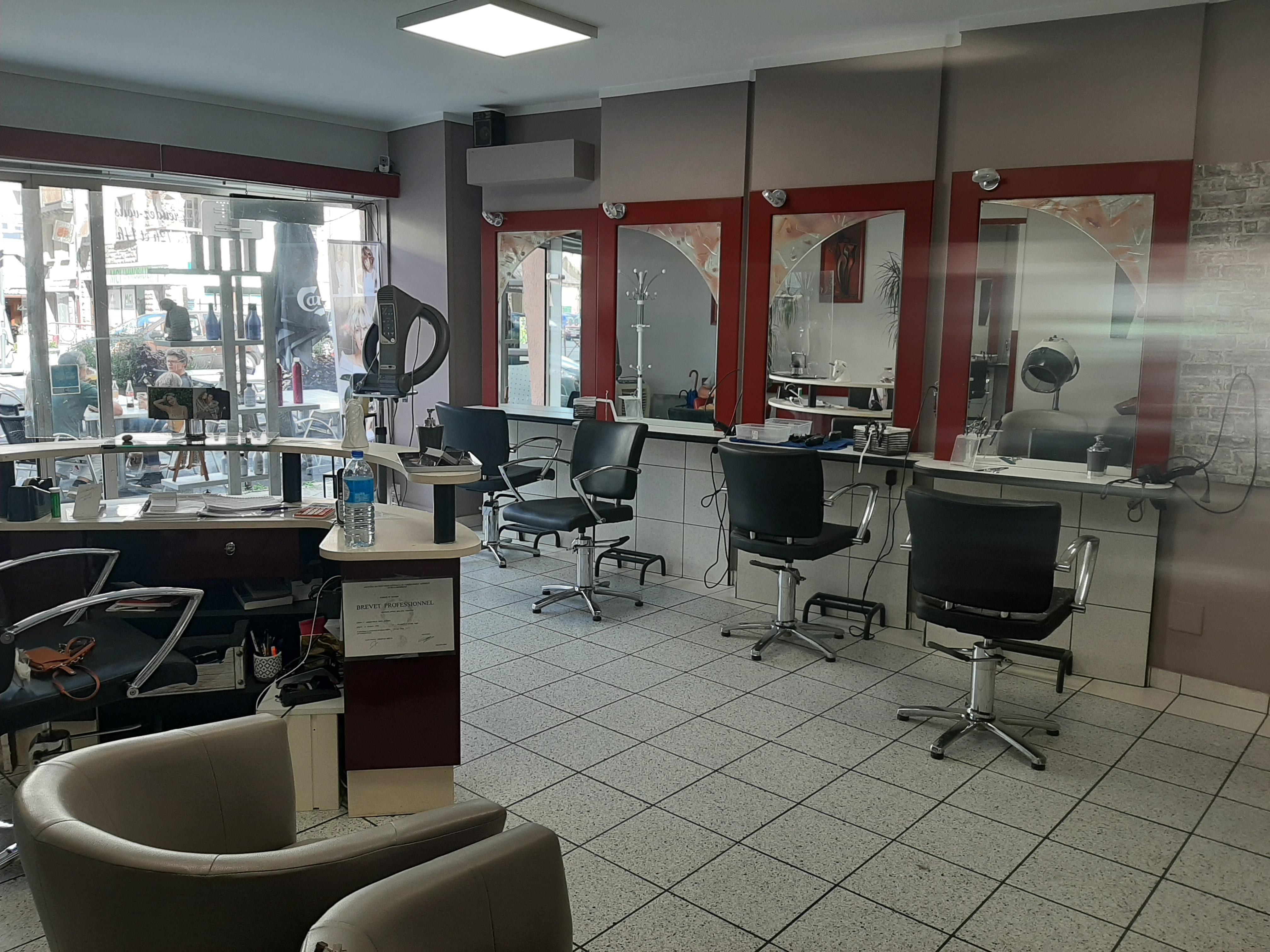 Vend cause santé, fond de commerce d'un salon de coiffure situé dans une charmante ville de l'Aveyron d'environ 5 000 habitants. Idéal pour une première installation
22 000€ à débattre