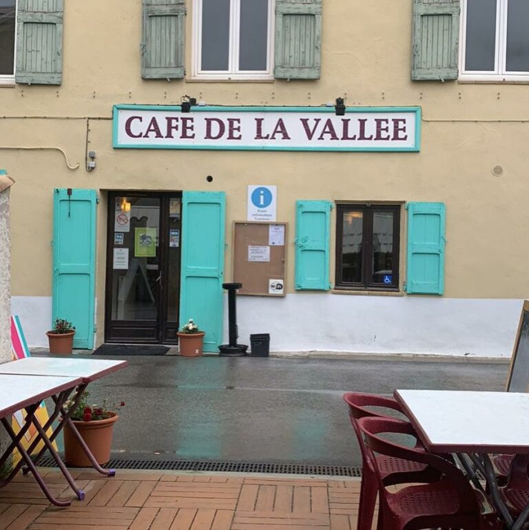 La commune de Thorame-Basse (moins de 300 habitants) recherche un gérant pour assurer l’exploitation de son commerce multiservices, “Le Café de la Vallée”, un établissement central au sein du village offrant divers services de proximité.

Missions et responsabilités

Le gérant devra assurer une restauration de qualité, privilégiant les produits locaux et régionaux, ainsi que la gestion des activités annexes :
- Service de bar et restauration/pizzeria (bar, cuisine, salle de restaurant, terrasse),
- Épicerie de dépannage, dépôt de pain et journaux,
- Plats à emporter,
- Information et accueil touristique,
- Animation et dynamisation du lieu afin d’en faire un véritable espace de vie et de convivialité pour habitants et visiteurs tout au long de l’année,
- Partenariat avec la commune en vue de l’animation du village.

le restaurant dispose de tout le nécessaire pour la restauration ( four à pizza , four , frigo , vaisselle , table , chaise etc...) .
le restaurant dispose de 3 salles de restauration , surface au sol 100m2, ainsi que deux grandes terrasses .

le restaurant possède aussi un logement à l’étage de plus de 100m2 , qui peut être loué si nécessaire .