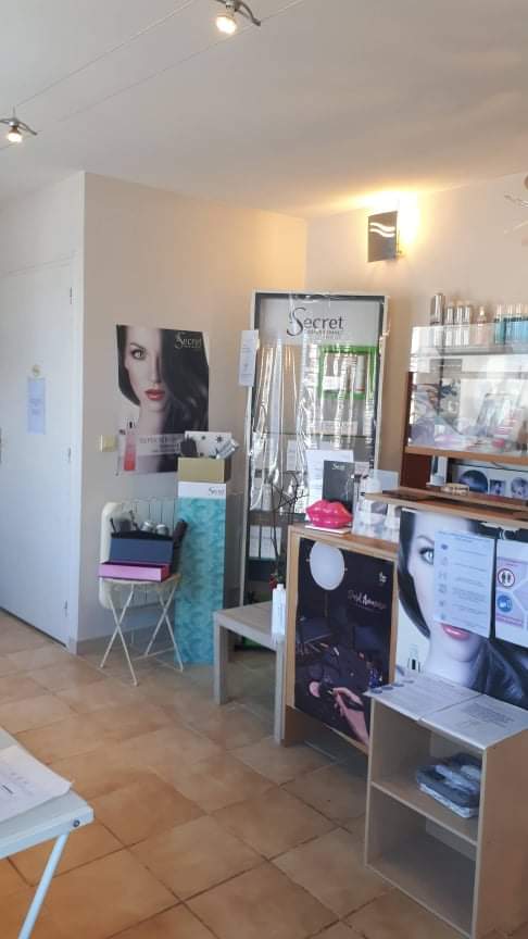 Salon de coiffure 70 m2, tout équipé , toujours en activité mais la propriétaire voudrait prendre sa retraite. Situé dans le sud Vendée a 40 kms de Niort,  40 kms de La Rochelle et 1h des côtes vendéennes.