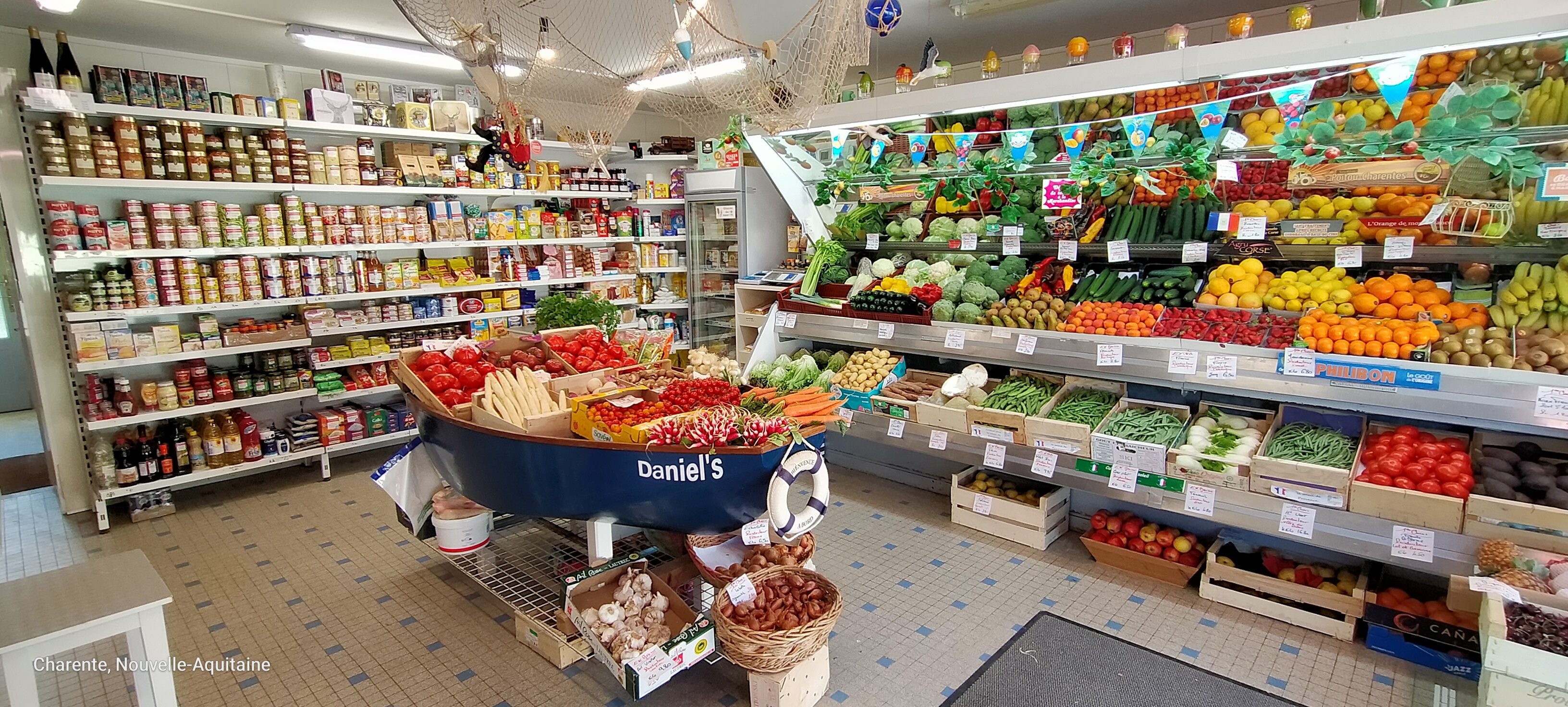 A vendre fond de commerce alimentation général restaurant avec immobilier 4 chambres plus indépendances.
Magasin alimentaire fruits et légumes de qualités, poissons mardi et vendredi,produits laitiers régionaux et bio.
La clientèle est fidèle, et plus en période estivale.
Restaurant avec deux salles dont une climatisée , cuisine pro,  semi professionnel
restauration avec des groupes sur réservation et en événementiel.
Possibilité de faire deux crédits : un immobilier l'autre fond de commerce pour tous renseignements contact CCI Angoulême Mme Genty 
Nous sommes situés dans un village dynamique au bord du fleuve de la  Charente tous commerce, cabinet médical