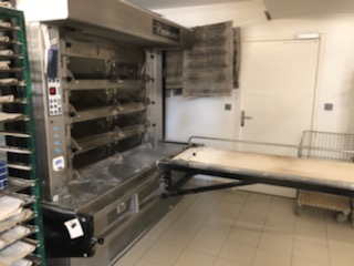 URGENT . ARNAC LA POSTE (87) suite décès, à louer locaux commerciaux neufs aménagés en 2020 pour Boulangerie Pâtisserie Snacking situés en centre bourg avec vaste parking, 110 m2 avec magasin, salon de thé , fournil , labo pâtisserie. Loyer 576 € par mois y compris gros matériel (four, chambre de pousse, chambres froides ...). Opportunité de reprise de cette activité en plein essor. CA HT réalisé en 2023 : 252 000€ par 3 actifs. A vendre aussi matériel pâtisserie snacking. Idéal pour professionnel qualifié y compris 1ère installation. BOURG ACTIF de 950 hab nord Haute-Vienne, en bordure A20, accès direct à 30 min de Limoges. Possibilité contact mairie au 05 55 76 81 30. 
https://www.transentreprise.com/offres/fiche/NAQ237796A/boulangerie-patisserie/nouvelle-aquitaine/haute-vienne?index=0&pageListe=1#menu