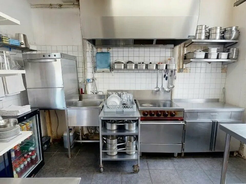 Fonds de commerce de restaurant d’environ 68 m² à céder dans le quartier Notre-Dame du Havre. L’établissement comprend une salle de restauration d’environ 52 m², une cuisine de 13 m² dotée d’un système d’extraction dont l’entretien et les révisions sont à jour, et une cave/réserve d’environ 60 m² pour le stockage. D’une capacité d’environ 40 couverts, l’affaire bénéficie d’une clientèle fidèle et régulière et d’un réel potentiel de développement, l’établissement étant actuellement fermé le mercredi, le dimanche et tous les soirs sauf les vendredis et samedis. Une terrasse extérieure, avec possibilité de développement, complète l’ensemble. Idéale pour une première installation. Cession du fonds de commerce avec reprise du bail commercial 3/6/9 ans.

Surface totale : 68 m² comprenant une salle de restauration d'environ 52 m² et une cuisine de 13 m², complétés par une cave/réserve d'environ 60 m².

Prix de cession du fonds de commerce : 74 100 € (honoraires d'agence inclus)
Loyer annuel : 5 246,52 € HT HC
Charges annuelles : 2 266,32 €
Taxe foncière estimée : 1 611 €

Annonce proposée par Pôle Implantation Commerce, service d'accompagnement des porteurs de projets commerciaux (réf. Ref076302).