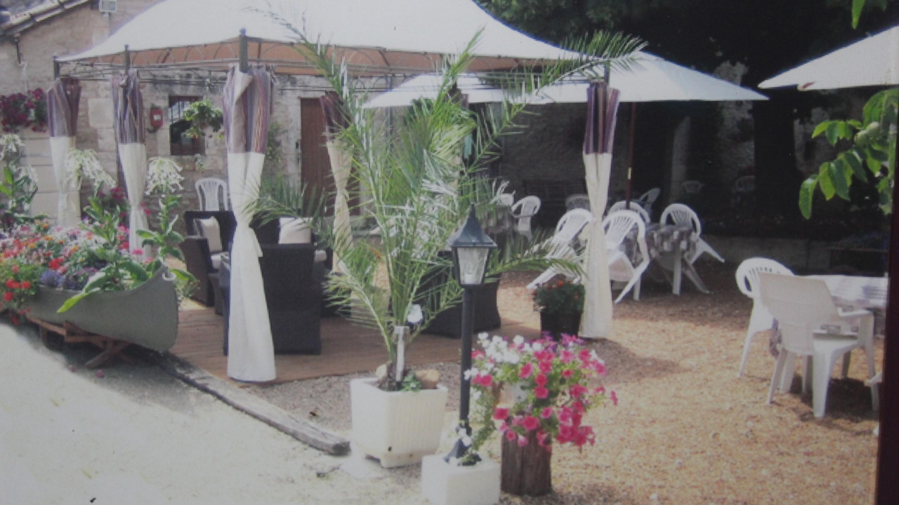 La commune de MAYAC (330 habitants) recherche un exploitant pour son bar-restaurant, situé dans le centre du village, aux portes du Périgord vert dont la situation géographique offre un bel environnement touristique avec la proximité de la vallée de l’Auvézère et du Pays d’Ans.

Ce commerce présente un outil de travail fonctionnel dans un bâtiment en pierres apparentes bien entretenu et offrant un cadre chaleureux.

Capacité : petite salle de restaurant de 30 couverts + Grande salle de 70 couverts + salle de bar : 6 places et une grande terrasse ombragée sur l’arrière + petite terrasse devant le commerce. Le gros équipement de cuisine et mobilier appartiennent à la commune. Licence IV mise à disposition.

Cuisine souhaitée : traditionnelle pour une clientèle de locaux, ouvriers et touristique.

Faible investissement de démarrage concernant le petit matériel de cuisine.

Loyer pour le fonds de commerce 379.32€ HT et le logement de 220 € HT mensuel. Deux mois de cautions demandées.

Le logement à l’étage comprend : cuisine, salle à manger, sanitaires et trois chambres.

Idéal pour un couple – Solide expérience en cuisine demandée.