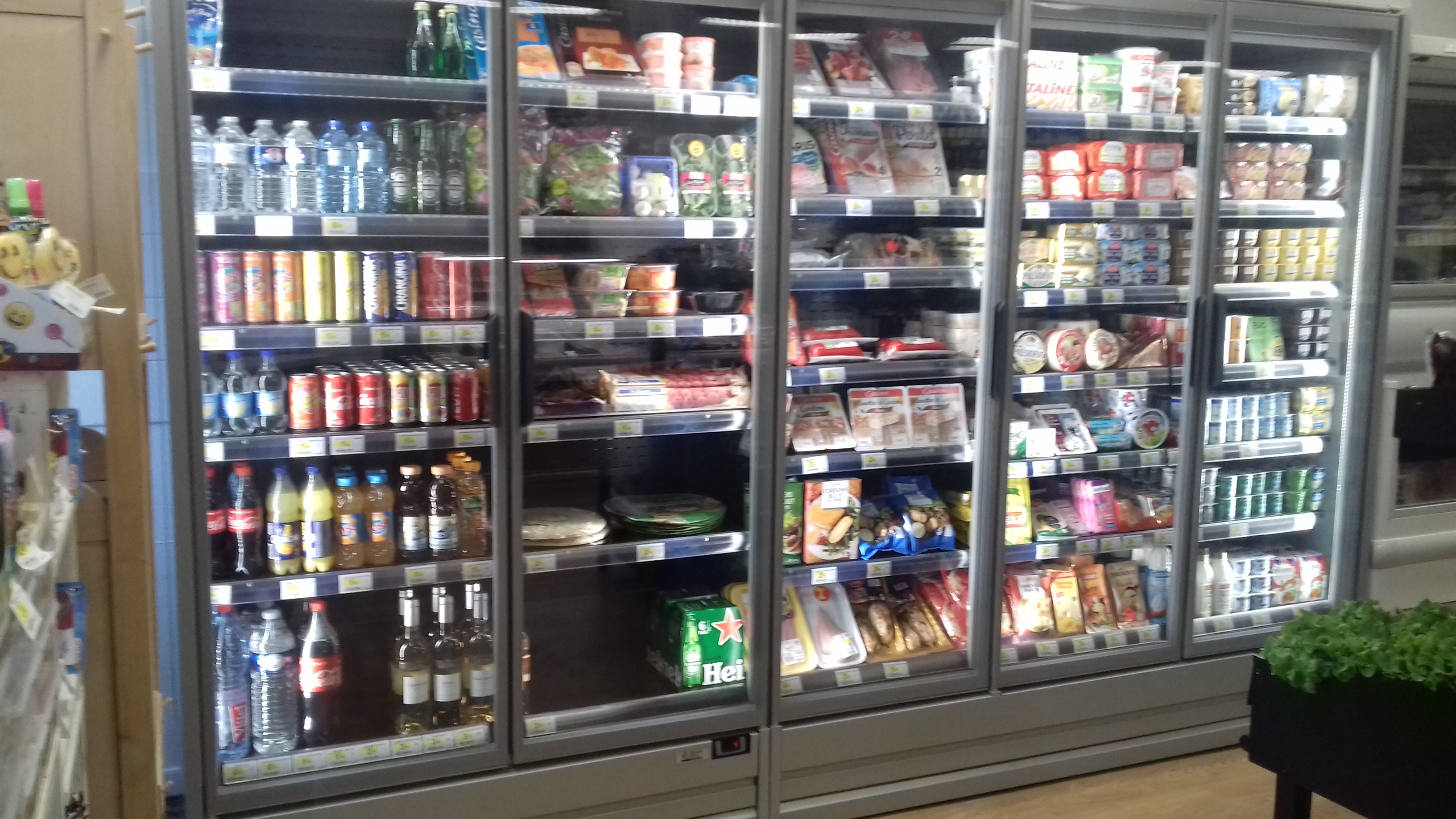 EPICERIE (ENSEIGNE VIVAL GROUPE CASINO)
PROFIL DE REPRISE IDEAL : Vous rêvez de reprendre une très jolie épicerie viable et rentable. Vous souhaitez allier qualité de vie et vie professionnelle. Le VIVAL de Saint Vincent des Landes est fait pour vous !

plein centre bourg, parking, passage intensif dans la zone de tous les commerces
Saint Vincent Des Landes, un village dynamique et en plein développement.

LOCAL ET EQUIPEMENT :
80M² de surface de vente
70m² de réserve ( dont 1 bureau )
 Parking devant- Conformité ERP
Bail communal à faible loyer ( 252€ht/mois )
Points forts : Aucun travaux à prévoir. Matériel neuf.

CHIFFRES :
chiffre d'affaires annuel H.T : 323 000€ 
Inclus dans le prix de vente : matériel, véhicule de fonction

ACTIVITE ET ORGANISATION :
Epicerie traditionnelle, Espace traiteur
Clientèle variée 
Fermeture : dimanche après-midi et jeudi toute la journée.
Horaires : 8h30-12h30/ 15h30-19h00
Organisation actuelle : La gérante sur 3 jours+1 salarié 20h/semaine
Points forts :  l'organisation peut être revue, le contrat salarié s'arrête avec la vente.

MODALITES POSSIBLES :
Accompagnement
Transition.