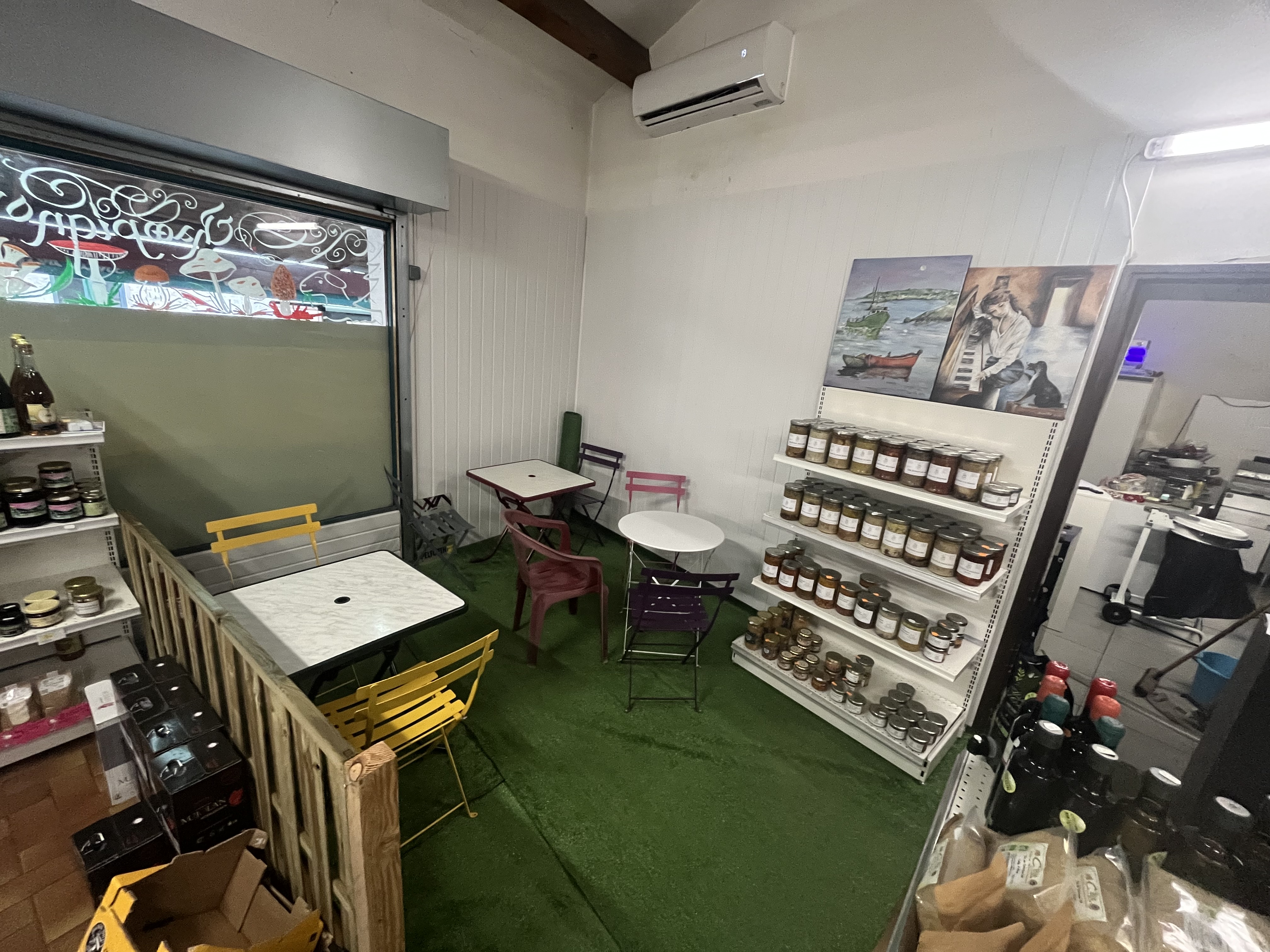 Vends épicerie multiservices dans un village très charmant et une vue exceptionnels épicerie possède un petit coin légumes fruits ainsi qu’une partie boucherie Fromages Nous proposons le pain des viennoiseries et des petits gâteaux. Nous proposons aussi des bouteilles de gaz et nous avons une magnifique cuisine, nous préparons des plats à emporter le midi ou le soir. et nous sommes aussi un relais. Postal. nous avons repris ce Commerce, il y a 10 ans avec ma femme et mes quatre enfants, je m’en sépare car j’ai des problèmes de santé assez compliqué. Ce commerce est vraiment idéal pour un couple.