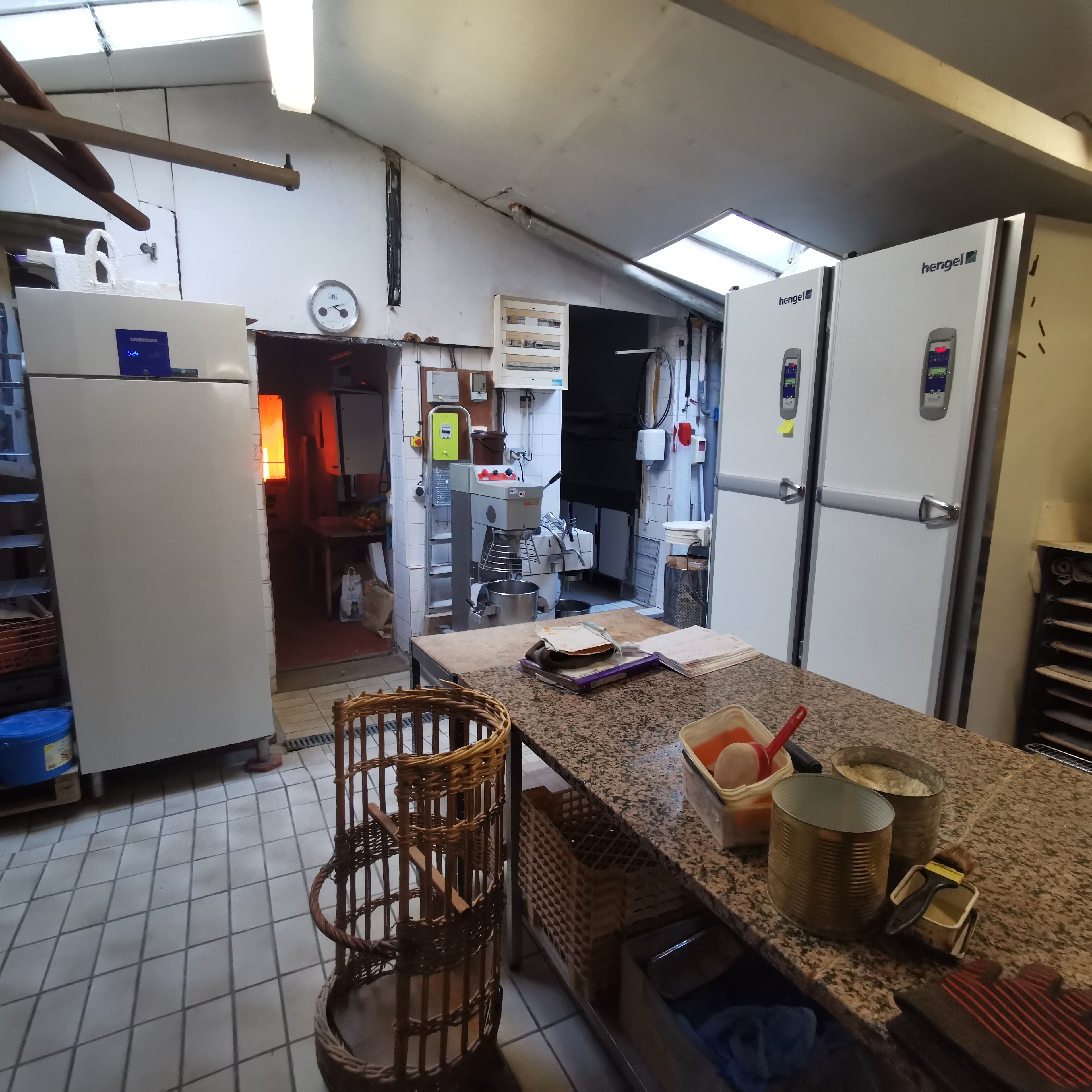 À vendre pâtisserie, boulangerie, implantée plein centre du bourg.
Cette affaire est à redynamiser, et à développer, sur la gamme salé semaine et week-end.
Un labo fonctionnel, pratique et agréable à travailler, aucune marché du labo au magasin, tout de plein pied.
Depuis octobre, le chiffre d'affaires est en petite évolution, ainsi que le nombre de quintaux. 
Avec un grand appartement de environ 110m2, 1 grand séjour, salle de bain, et petite chambre au 1er et au 2ème 2 chambres donc une grande chambre palière.
