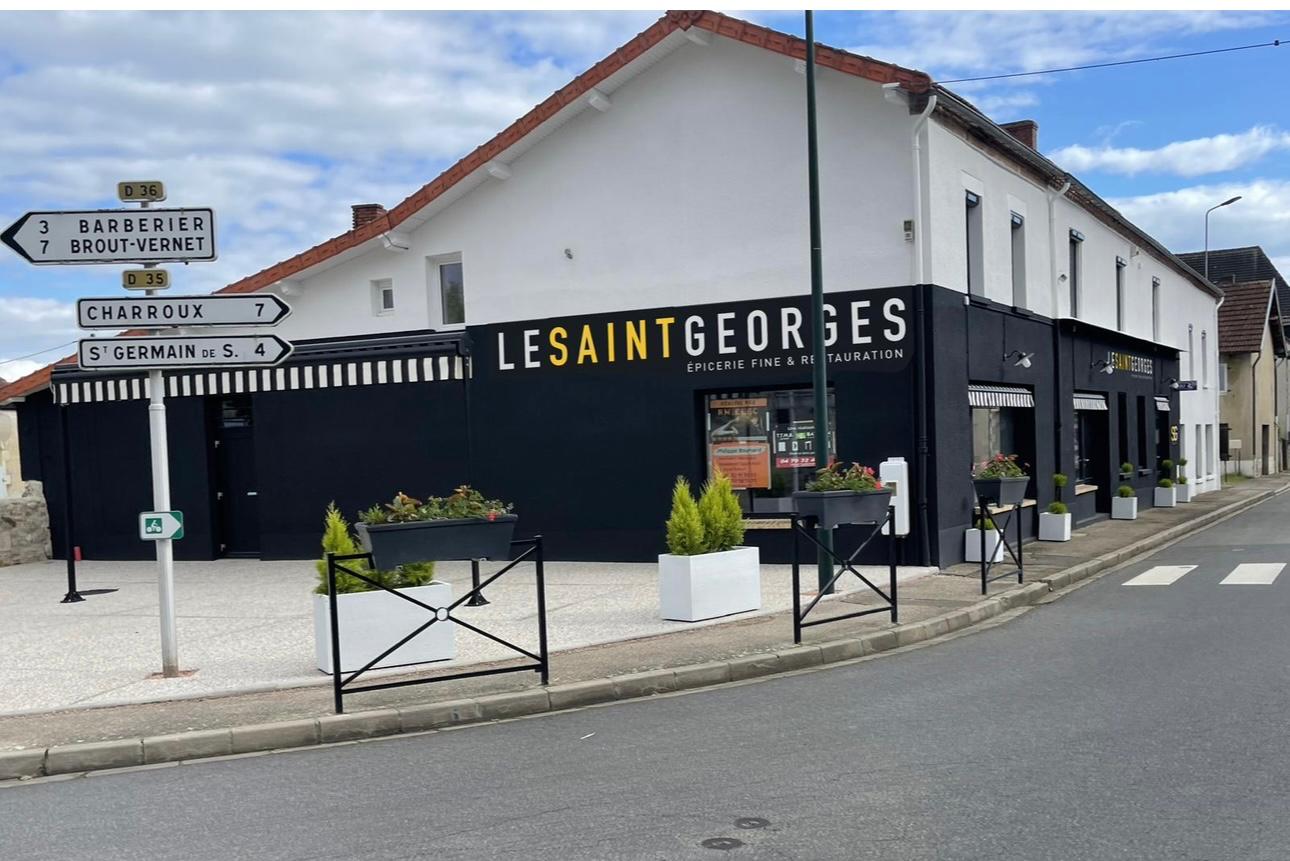 La commune de d’Etroussat (03140) recherche un gérant pour la reprise du bar/épicerie avec dépôt de pain/snack du village, idéalement situé, au carrefour de la place de l’église. Le commerce, climatisé, est doté d’une terrasse extérieure et d’un logement qui complète l’ensemble.
Axe routier avec un passage moyen de 1500 voitures/jour.
Etablissement à louer avec tout l’équipement nécessaire pour lancer l’activité (four à pizza, friteuse, broche à kebab, rayonnage, frigo …)
Autres activités possibles existantes auparavant :
- Relais colis
- Française des jeux + PMU
- Dépôt tabac
- Dépôt gaz
Licence IV mise à disposition.
Espace épicerie/réserve : 100 m² + 30 m²
Espace bar : 60 m²
Espace snack : 40 m²
Une terrasse de 150 m²
Loyer : 500 €/mois
Prévoir un investissement minimum pour le besoin en fonds de roulement et la trésorerie nécessaire au lancement de l’activité.
Vous êtes professionnel de la restauration et cette opportunité vous a séduit ? Vous pouvez prendre contact avec la Mairie d’Etroussat pour tout renseignement complémentaire.
Tel : 04.70.56.70.67
Email : mairie@etroussat.fr
+ d'info : Etroussat compte 700 habitants, la commune est située au centre du département Allier (région Auvergne Rhône-Alpes) et appartient à la Communauté de Communes Saint-Pourçain Sioule Limagne.