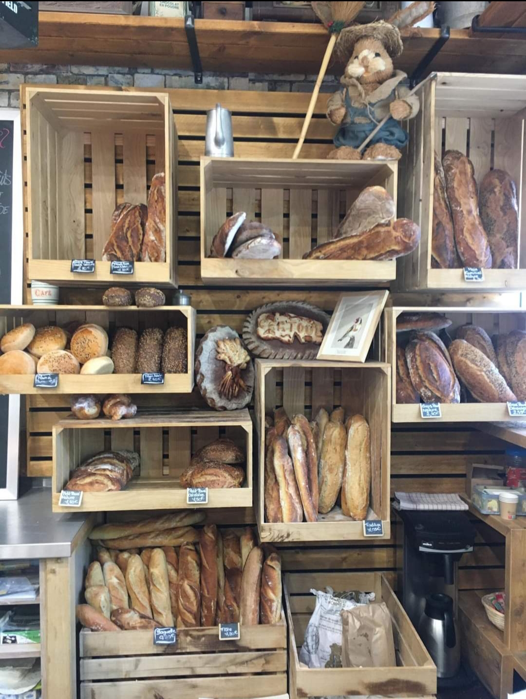 À reprendre, dans un village cévenol de Lozère, à proximité du Gard, une
boulangerie-pâtisserie-épicerie.
Ce commerce a été repris en 2019 et ne cesse d’évoluer depuis. L’établissement est divisé en trois espaces, le magasin (60m²), l’atelier boulangerie (26m²) et l’atelier pâtisserie (17m²) – équipement en matériel récent.
L’offre proposée est variée : alimentation générale (dont fruits et légumes), production / vente de pain et viennoiseries (sucrées et salées), vente de produits régionaux (notamment fromage et charcuterie) et enfin, la production et la vente de plats à emporter - activité de traiteur.
Ce commerce est ouvert toute l’année, la clientèle est composée de touristes, de locaux et de quelques professionnels. 
Une équipe de salariés est déjà en place. Chiffre d'affaires moyen généré :  554 000€
Les locaux sont communaux et le bail commercial inclut une maison d’habitation comprenant 3 chambres. Loyer total : 1130€ HT/mois

Vente du fonds de commerce : 120 00 €