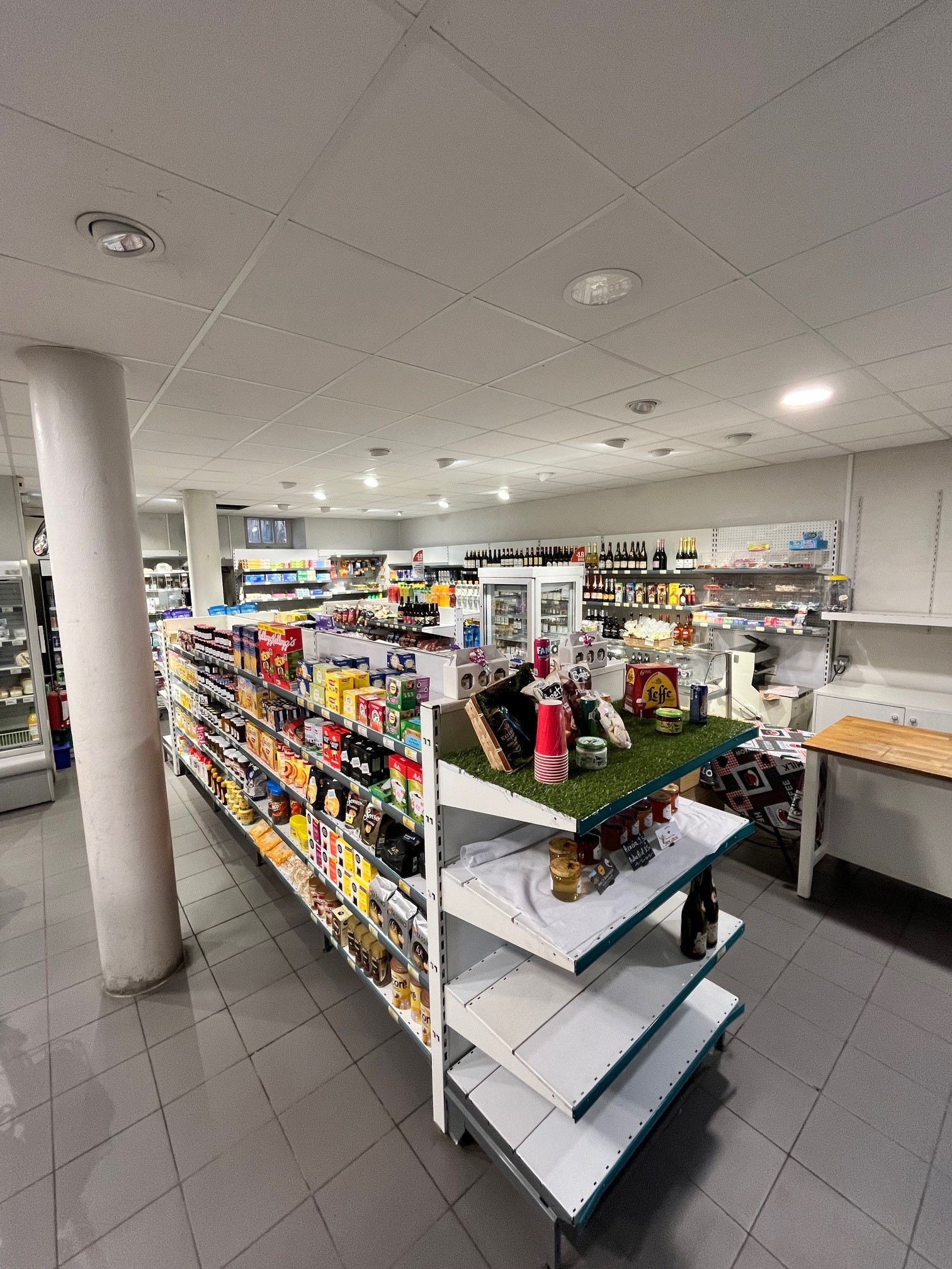 Vous êtes boulanger et vous recherchez un commerce tout neuf pour pouvoir y développer également une activité épicerie ?
Alors n’hésitez pas à demander davantage d’informations sur ce point de vente situé dans un village de 1500 habitants à quelques kilomètres de Pont du Château.
80 m2 de surface de vente ; matériel de boulangerie/pâtisserie tout neuf (sauf la chambre de pousse), sol et peintures impeccables.
Dernier CA au bilan : 340 000 € TTC dont les ¾ de CA sont attribués à la boulangerie et la pâtisserie.
Loyer mensuel TTC : 850 €
Vente du fonds de commerce : 170 000 €.
Services proposés actuellement : Gros rayon boulangerie/pâtisserie ; un peu de traiteur ; Gaz / Presse / Livraisons à domicile… Contrat VintedGo (sans locker) signé, dans l’attente de mise en route.
Ouvert du mardi au samedi de 6h30 à 12h30 & de 16h30 à 19h30. Le dimanche de 7h à 12h30.
Fermé le dimanche AM et lundi.
Gros points forts du projet : 1) le magasin est le seul lieu de vie du village et la clientèle y est fidèle 2) possibilité également d’avoir un logement sur place -> à voir avec les propriétaires des murs 3) bons partenariats en place avec un restaurant, une maison de retraite + école, la Mairie et les nombreuses associations locales.

Exploitation idéale en duo avec un boulanger déjà en place, sinon possibilité de tenir le magasin en solo avec organisation d’un dépôt de pain ou création d’un pôle « pain cuit sur place ».
Prenez contact avec nous sans plus attendre.  40 000 € d’apport seulement nécessaire.

*photos non contractuelles
Réf. annonce 334 268