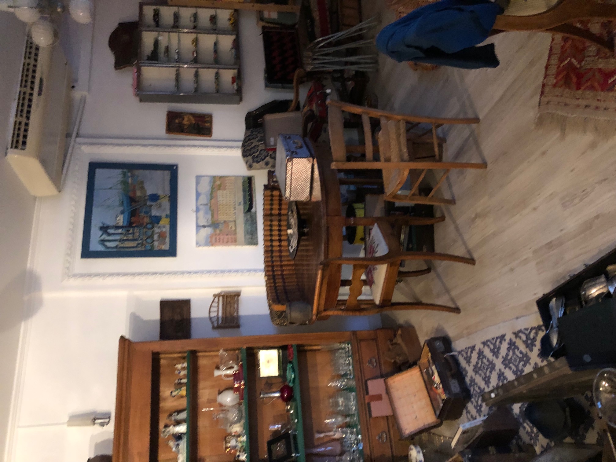 Opportunité Vente fonds de commerce et murs, d'un café brocante
avec possibilités de faire d'autres activités
- 115 M2 rénovés en 2023
- 50 M2 de terrasse
- Emplacement sur axe passant
- Belle visibilité
- Clientèle locale fidèle toute l'année
- Forte fréquentation touristique
- Forte image de marque installée
- Outil de travail clé en main (frigos, distributeur de vin, armoire à vin...)
- Restauration snacking, brunch
- Forte fréquentation lors d'animations, soirées musicales et culturels
- Belle activité de brocante développée
- Parking à proximité
- Licence IV et terrasse louées à la mairie
- Electricité et sécurité aux normes
- Toilettes normes handicapés
- Alarme incendie