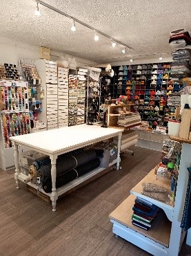 A céder, un commerce de mercerie, laine, lingerie situé dans une ville de 2000 habitants, au cœur des Cévennes. 
La boutique bénéficie d’un emplacement privilégié, facilement accessible en voiture comme à pied, avec une excellente visibilité grâce à ses trois vitrines.
Cette affaire est idéale pour une personne. Il n’y a pas de salarié en poste.
Unique mercerie dans un rayon de 30 kms. L’activité qui s’est développée au cours de ces dix dernières années présente encore de réelles perspectives de développement, que ce soit par l’élargissement de la gamme, l’organisation de nouveaux ateliers ou le développement d’une offre en ligne. Le chiffre d’affaires (85 000€) est stable.
La clientèle locale, en recherche de conseils personnalisés, est complétée par une clientèle touristique en période estivale.
Le local comprend une surface commerciale de 50 m², un espace dédié à l’atelier de 10m², une réserve de 10 m² et une cabine d’essayage.
Le cédant pourra accompagner le repreneur lors du démarrage de l’activité.

Bail commercial : 563 € TTC /mois
Vente du fonds de commerce : 25 000 €
