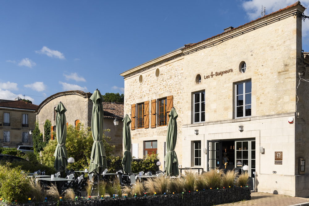 Très belle affaire de restauration située sur le port d'un charmant village touristique de Gironde. Licence IV.

Etablissement en parfait état avec 50 places en intérieur et 40 places en extérieur. 

Vue exceptionnelle sur la Dordogne. 

Très beau potentiel - jusqu'à 17000 couverts servis par an.

Pas de salarié à reprendre. 

Possibilité d'acquisition des murs. Possibilité de logement de fonction à créer à l'étage.