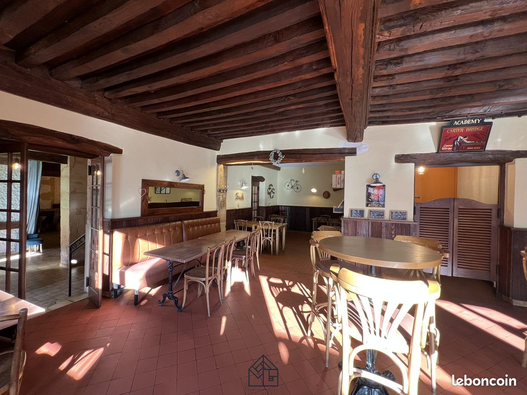 Restaurant à reprendre dans un village dynamique de 1200 habitants et disposant de plusieurs commerces (boulangerie, boucherie, épicerie, tabac/presse, salons de coiffure, pharmacie, ...). Le restaurant est idéalement placé en plein cœur de bourg, au bord de l'axe routier principal, lui offrant une très bonne visibilité. 

Surface de 190m2.
Deux grandes salles de service (environ 60M2 et 90M2), avec une grande cuisine d'environ 30M2 avec cave et local de stockage, terrasse.
Travaux effectués en 2023.

Le fonds de commerce de ce restaurant emblématique est proposé au prix de 59000€. 

Loyer : 516EUR/mois commerce + 511EUR/mois appartement // toutes charges incluses.
Pas de reprise de salarié.

Salle de restauration : 80 couverts.
Terrasse ombragée et close de murs : 20 couverts.
Horaires d'ouverture : dimanche, lundi et mardi 11h-15h + du jeudi au samedi 11h-15h + 18h-1h30.
Fermeture Hebdomadaire : mercredi.
Fermeture annuelle : 5 semaines.
Licence 4.
