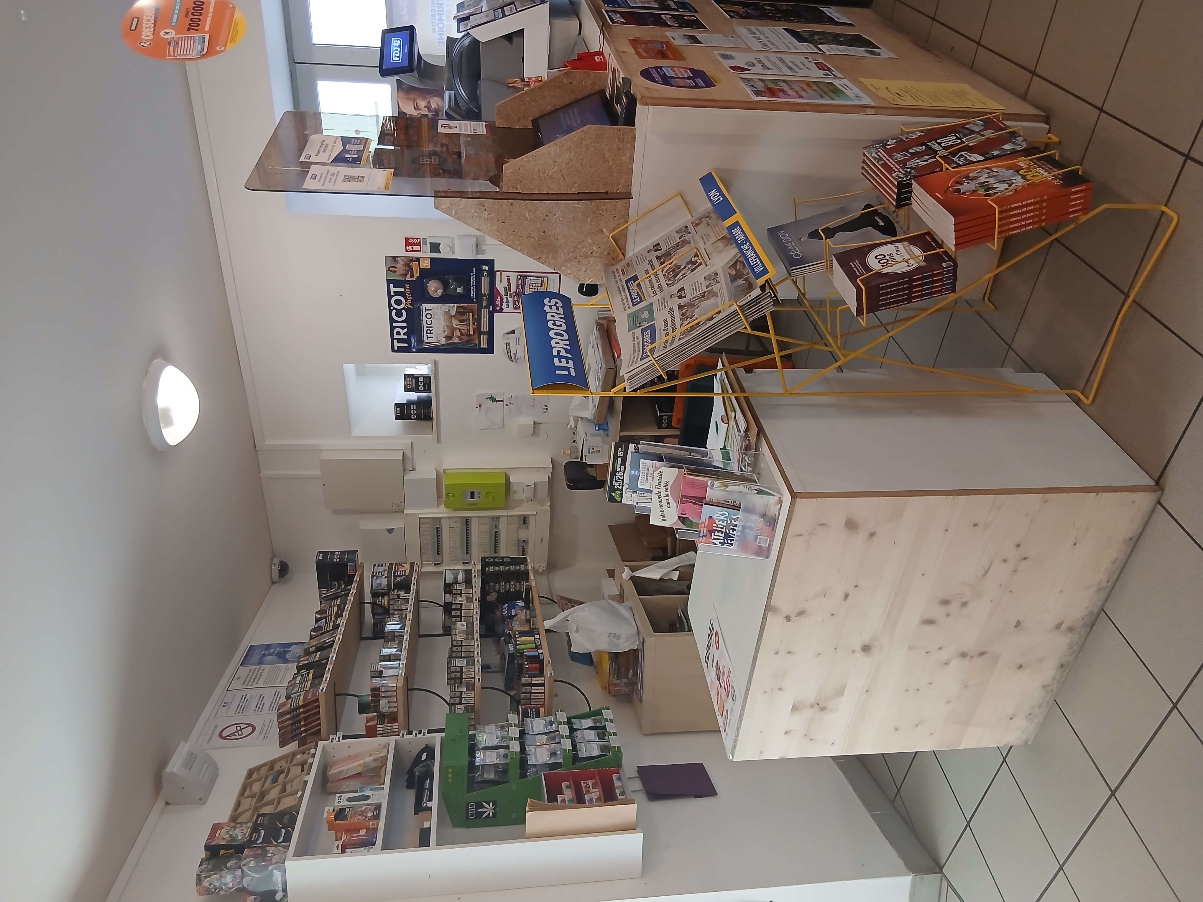 A CEDER - LE COMPTOIR DU BOURG-MULTI-COMMERCE A CLAVEISOLLES(69)

Belle opportunité de reprise d'un commerce multi activités avec logement de fonction, au cœur du bourg de Claveisolles, dans le Beaujolais Vert.

Le Comptoir du Bourg propose une activité diversifiée permettant de répondre aux besoins quotidiens de la clientèle locale et de passage : 

Tabac
FDJ
Presse
Dépôt de pains et pâtisseries
Epicerie
Fruits et légumes
Produits locaux
Bar 
Restauration
Cadeaux
Vente de gaz

License IV

Accès PMR

CA 2025 : 202.000€

Prix de cession du fonds de commerce : 65.000€
Ce prix comprend le matériel et les équipements nécessaires à l'exploitation du commerce.

Le stock de marchandises sera valorisé séparément au moment de la cession sur la base d'un inventaire contradictoire.

Location Murs et logement de fonction ( ensemble appartenant à la mairie) :
 727 €uros /mois ( 2026)

Le logement ( 75 m2 au dessus du commerce) est très clair et agréable, il comprend :
Une belle pièce de vie, deux grandes chambres avec placard, un bureau, une salle de bain et WC séparé.

Commerce aux activités complémentaires, offrant plusieurs sources de revenus et un véritable service de proximité pour la commune.

Ideal pour un couple ou un repreneur souhaitant développer un commerce de proximité avec plusieurs activités réunies au même endroit.

Outil de travail immédiatement opérationnel!

Visite et renseignements complémentaires sur demande