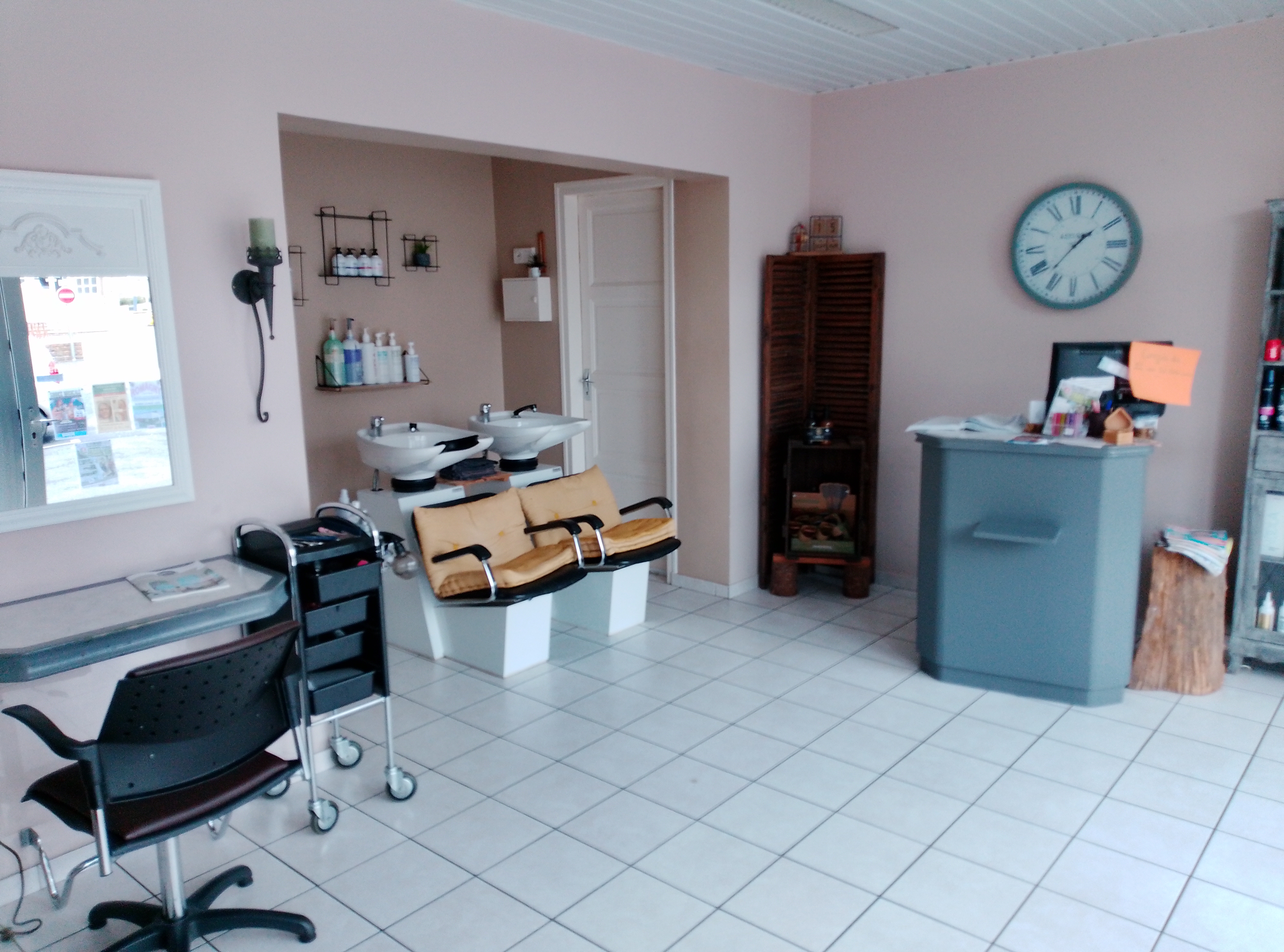Salon de coiffure dans un joli bourg , à proximité d'une grande entreprise avec fort potentiel à développer.
Salon avec 1 employée autonome pour étendre votre activité ou première activité.
Clientèles fidèles avec CA stable.
3 postes de coiffage 
2 bacs à shampoing 
Une buanderie 
Une cour fermée 
Logement possible à l'étage