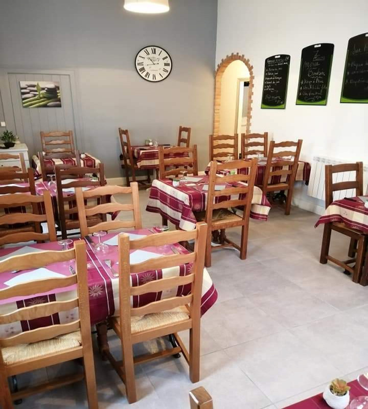 Vends café restaurant française des jeux proposant 30 places assises en salle et 18 places assises dans le bar.
Matériel en très bon état,  salle refaite intégralement en 2020 et façade en 2021.
Materiel professionel en cuisine d'une superficie de 30m2.
Établissement proposant un bar, un restaurant de cuisine traditionnelle, française des jeux, vente de kit pour carte grise et vente de carte de pêche pour plan d'eau communal.
Clientèle fidèle de commerciaux, touriste avec une voie verte, zone industrielle à proximité et entreprise local.
Prix à débattre dans la limite du raisonnable. 
Établissement à fort potentiel car actuellement ouverture uniquement du lundi au vendredi midi de 6h15 à 14h30.