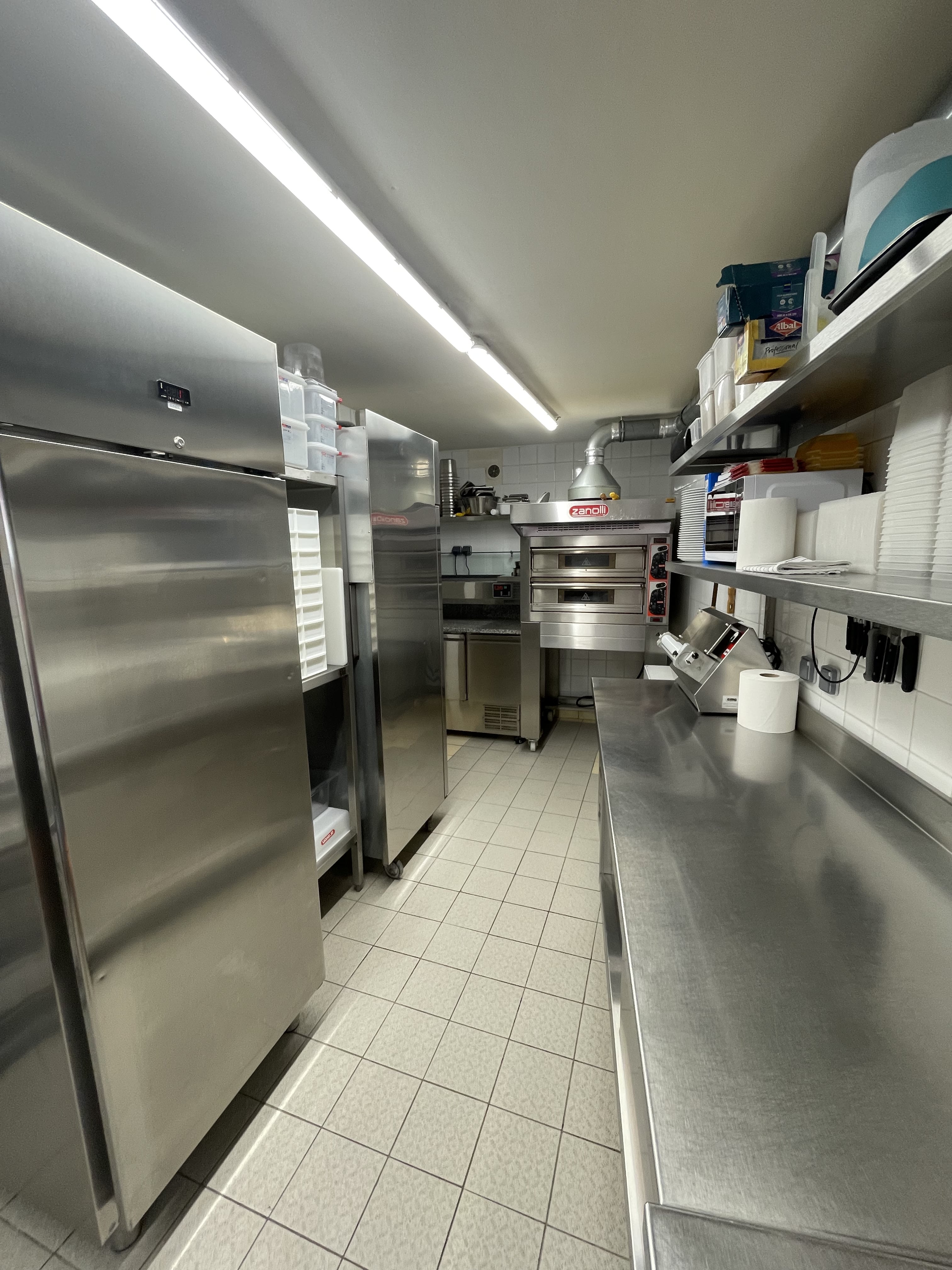 Pizzéria artisanale présentant un fort potentiel de développement, notamment grâce à une activité bar à exploiter et un solide chiffre d’affaires réalisé sur seulement 4.5 jours d’ouverture hebdomadaire.
C’est une belle opportunité pour un repreneur souhaitant dynamiser l’offre.
Accompagnement possible lors de l'installation !

Périmètre de cession :  Fonds de commerce

Prix de cession : 78 000€

Motif de la cession : Nouveau projet

Activité :

Pizzéria artisanale avec service sur place, à emporter, et ouverture ponctuelle du bar pour le café, le vendredi matin (jour de marché).
Produits de qualité, pâte maison, fournisseurs italiens et locaux sélectionnés avec soin.

Localisation :

Emplacement stratégique en bordure d’une départementale très fréquentée (D951 : axe CHÂTEAUROUX -> POITIERS) et à proximité immédiate d’un site touristique classé au Patrimoine Mondial de l'UNESCO (Abbaye de St Savin). Parking public situé juste devant l'établissement.

Clientèle :

Habitants locaux fidèles, touristes, visiteurs de passage, entreprises du secteur.

Moyens humains :

Actuellement 3 personnes travaillent au sein du restaurant, dont le gérant et un extra.

Locaux :

Salle de restaurant (30 places), terrasse (30 places), appartement à l’étage (60 m2, 2 chambres, cuisine, salle de bain).

Matériel :

Etablissement bien équipé avec du matériel professionnel récent et complet pour la cuisson, la préparation, la conservation et le service.

Points forts : 

Véritable pizzéria artisanale (formation pizzaïolo reconnue),
Belle situation géographique,
Synergie avec hôtels et gîtes à proximité,
Excellente réputation,
Appartement sur place inclus,

Perspectives de développement :

Développement de l’activité bar (licence IV non exploitée à ce jour),
Amplitude des horaires et des jours d’ouverture à développer,
Demande réelle concernant une offre de livraison à domicile,
Organisation d’évènements,
Renforcement de la communication digitale,

Chiffre clé :

C.A compris entre 160K€ et 200K€ sur une ouverture de 4.5 jours / semaine.