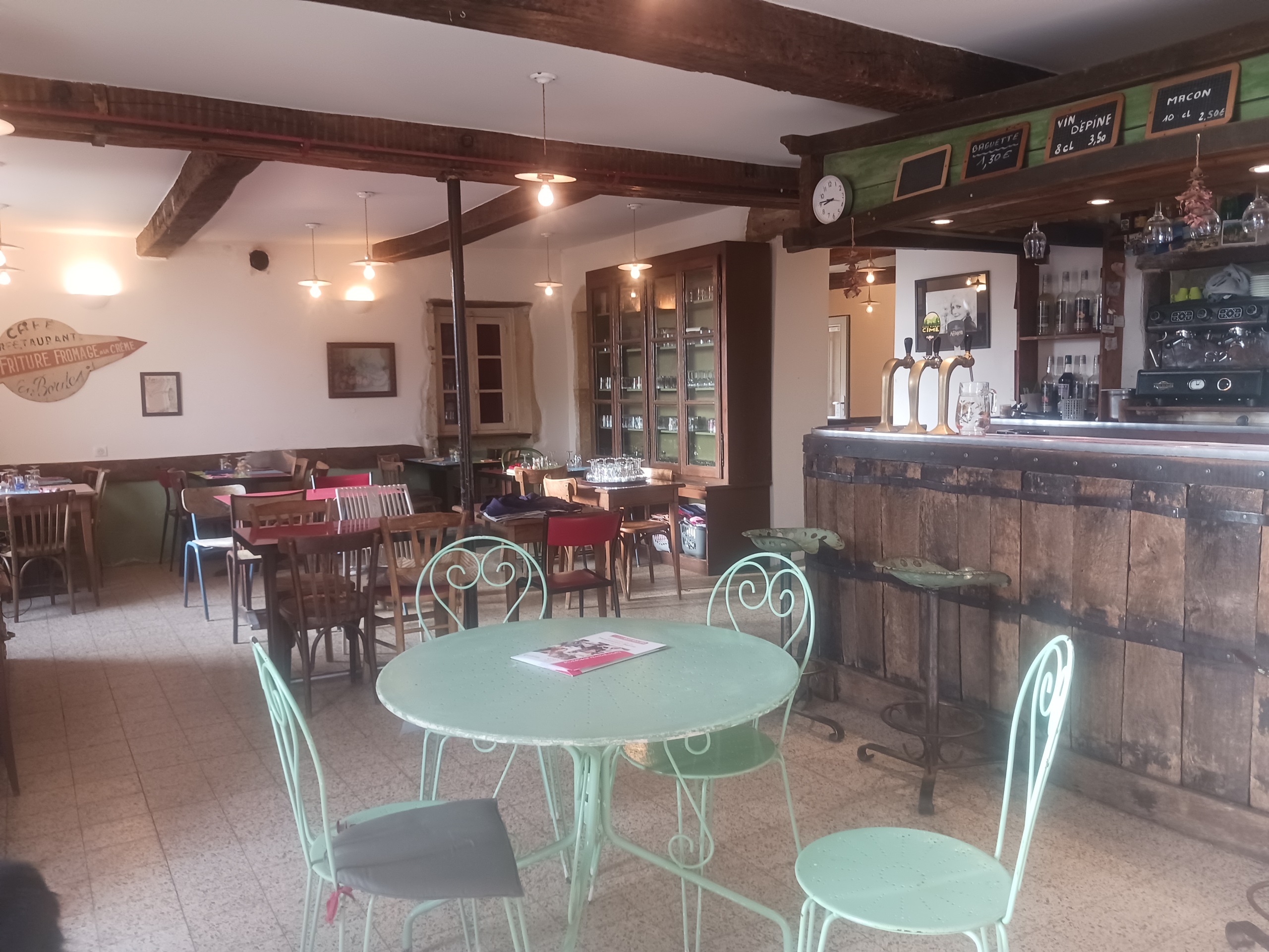 Restaurant traditionnel – Montceaux l’Etoile (71) – Charolais-Brionnais
	CA 2024 : 464.000 €, Marge Brute : 63,2%, Val Ajout 45,3%
	A reprendre, au cœur du Charolais-Brionnais, restaurant de cuisine familiale et de terroir avec licence IV, rénové intégralement en 2022. Carte courte, cuisine atypique
	Deux salles (55 couverts) + terrasse ombragée (130 couverts).
	Forte notoriété régionale ; Clientèle fidèle et diversifiée : ouvriers en semaine, familles, touristes, randonneurs et cyclistes le week-end ; zone de chalandise Roanne – Charlieu – Digoin – Paray – Charolles ; parking spacieux,
	Atouts : Fidélité locale et attractivité touristique, nombreux points d’intérêt aux alentours ; organisation d’événements et animations possibles.
	Equipe à reprendre : une apprentie polyvalente (CAP cuisine), 5 extras saisonniers fidèles
	Cuisine spacieuse, équipement complet (liste sur dde), accès et toilettes PMR OK, logement T3, 130m² à l’étage
	Affaire à céder pour changement professionnel, accompagnement proposé, montant souhaité : 190.000€ (pour le fonds), murs en vente : 195.000€