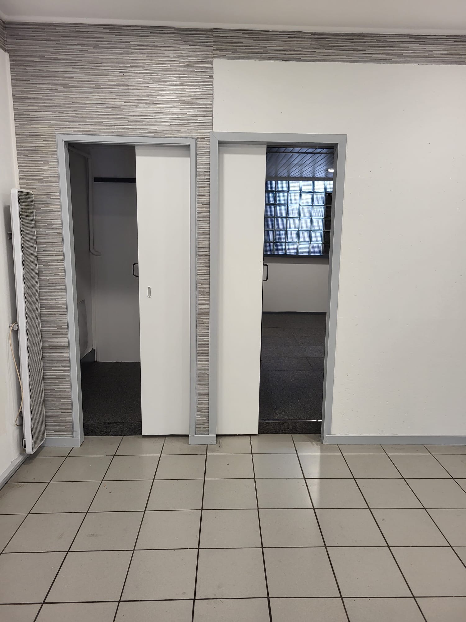 Belle opportunité à saisir au centre-ville de Lapalisse, commune touristique, riche de son château et de ses rassemblements "vintage" en lien avec la N7...

Le bien se compose d'une surface principale de 25 m², d'une arrière-boutique de 25 m² équipé d’un coffre, ainsi que de sanitaires comprenant WC et lave-mains.
Les vitrines sont sécurisées et ferment à clé.

Adresse : 21 rue Roosevelt, 03120 LAPALISSE
Superficie : 25 m² + 25 m² d’arrière-boutique avec coffre
Montant du loyer : 400 €

Pour tout renseignement complémentaire, vous pouvez joindre M. et Mme KOCA au 06 43 03 96 14