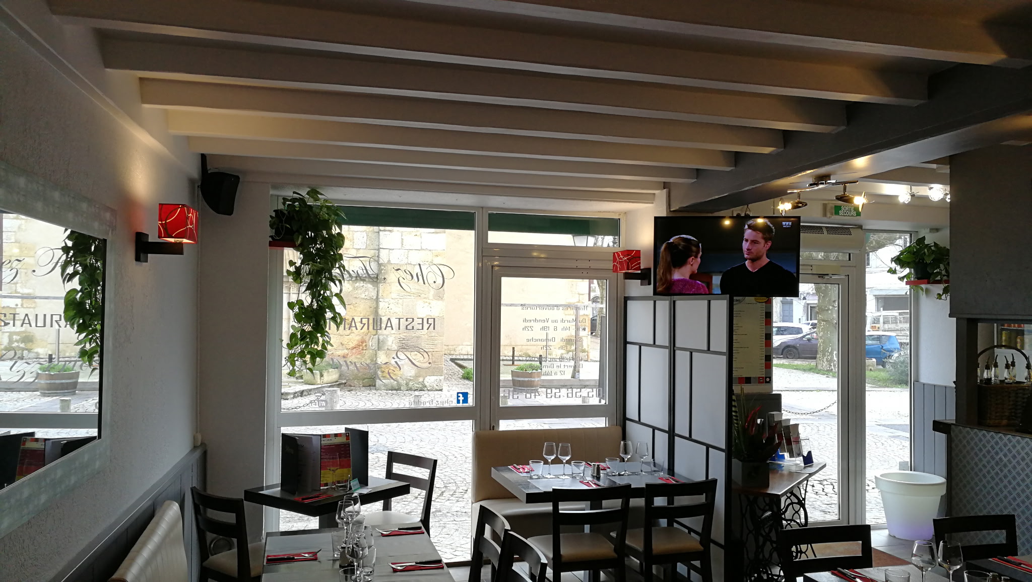 Restaurant de village, situé en plein centre et sans concurrence. 
Clientèle locale fidèle depuis 10 ans.
Pizzeria sur place ou à emporter,  restauration traditionnelle avec produits locaux.
Carte simple mais diversifiée,  reconnue  pour être du "fait maison " 
Partenariat avec producteurs locaux
Restaurant vendu avec l'intégralité du matériel et opérationnel immédiatement. 1 cuisiner et 1 serveuse en poste.
CA intéressant , bonne progression annuelle.
Vente pour causes de santé