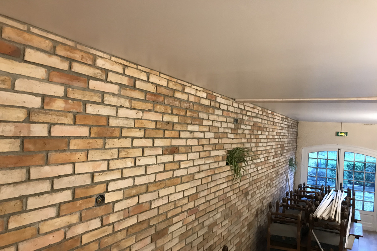 Nous proposons restaurant Traiteur(250m) avec parking est grand parc arboré en plus, en pleine création d?une épicerie (ouverture pour fin janvier ) Ça devrait bien fonctionner avec des produits Maison de la ferme?..Ce lieu existe tu es bien longtemps (40ans) connu circulation pas mal fréquenté à 10 minutes du bourg est à cinq minutes d?une zone industrielle qui est en pleine évolution. Avec le confinement nous reprenons à travailler tout doucement pour être honnête nous créons une épicerie pour évoluer dans ce milieu beaucoup de potentiel, Le loyer est de 1150? il y a un logement de fonction qui sera proposé par la suite (au prix de 850? Pour 100 m² habitable avec terrasse de 20 m²). Nous pensons vendre le bâtiment mais dans quelques années dans 10 ans.