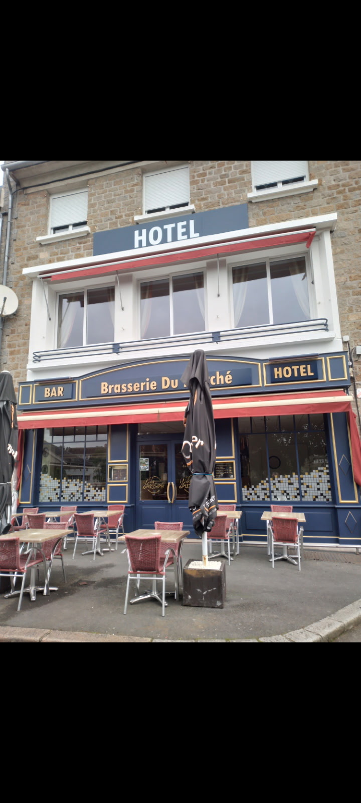 🏨 A vendre Hôtel Bar Brasserie en centre-ville face à la place du marché en pleine rénovation. En effet, vous aurez la chance de bénéficier d'un environnement flambant neuf !

Etablissement d'avant-guerre ayant était reconstruit. Il fait partie intégrante du paysage condéen.

Aujourd'hui il est géré par 2 associés, dont l'une qui aspire à une retraite bien méritée et l'autre qui souhaite voguer vers de nouveaux horizons !

Idéalement situé il offre :
* 1 cuisine équipée
* 1 salle de restaurant avec bar au RDC de 45m²
* 1 terrasse ouverte de 28m² avec possibilité d'agrandissement
* 1 salle de restaurant au 1er étage de 45m²
* 1 appartement au 1er étage de 35m² avec salle de douche (sans cuisine)
* 🛏️5 chambres au 2éme étage totalisant une surface de 50m²
* 🛏️ 3 chambres au 3éme étage totalisant une surface de 30m²

C'est une affaire vivante, qui attend simplement de trouver des passionné(e)s pour en reprendre les rênes. Un fort potentiel de développement car service de restauration uniquement le midi. 
Un cadre de vie agréable aux portes de la Suisse Normande ⛰️🐄🧗🏼🚴🏼🚵🏼 🚣🏼 !

💶 Un prix attractif : 145 000€
💶 Un loyer raisonnable : 1350€ H.C
🗃️ Bilans disponibles sur demande
🧑🏼‍🍳 1 salarié(e) en CDD