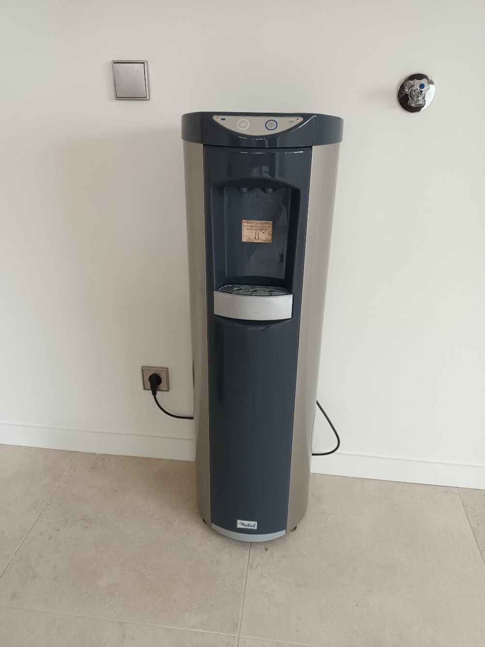 Je vends une activité de location et vente de fontaines à eau.
Equivalent mi-temps : en activité complémentaire, ou à développer. 
Formation commerciale et technique assurée. Aide et suivi assuré pendant un an.
Possibilité de reprise de bail de l'entrepôt.
Reprise possible immédiatement, ou courant 2027.