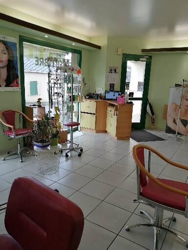 Salon de coiffure avec 5 postes de coiffage. 2 bacs à shampooing. Une réserve. Le tout est en très bon état dans un village dynamique de 1800 habitants.